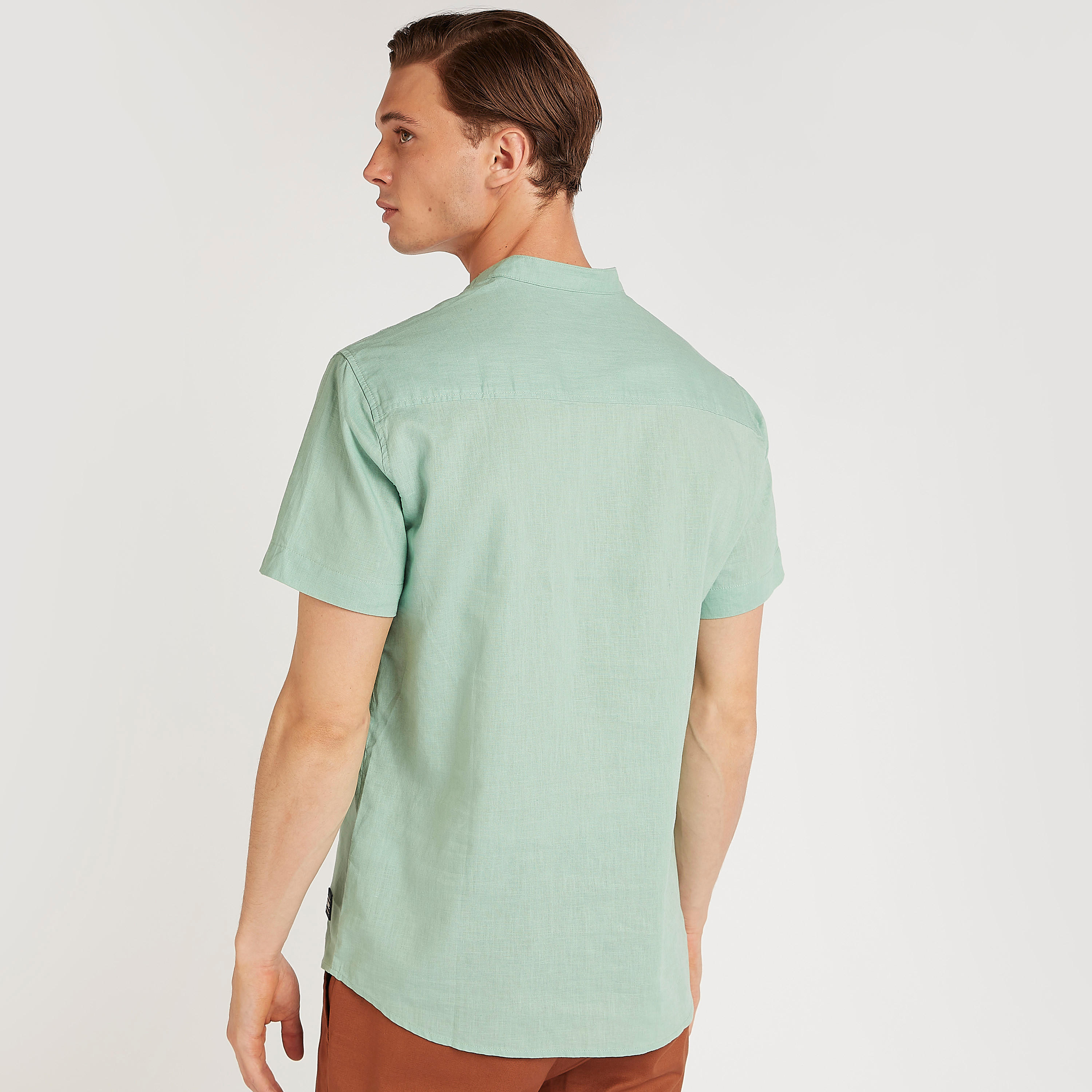 قميص بارز الملمس بقصّة سليم وياقة عادية من آيكونيك-men-clothing-shirts-image-4