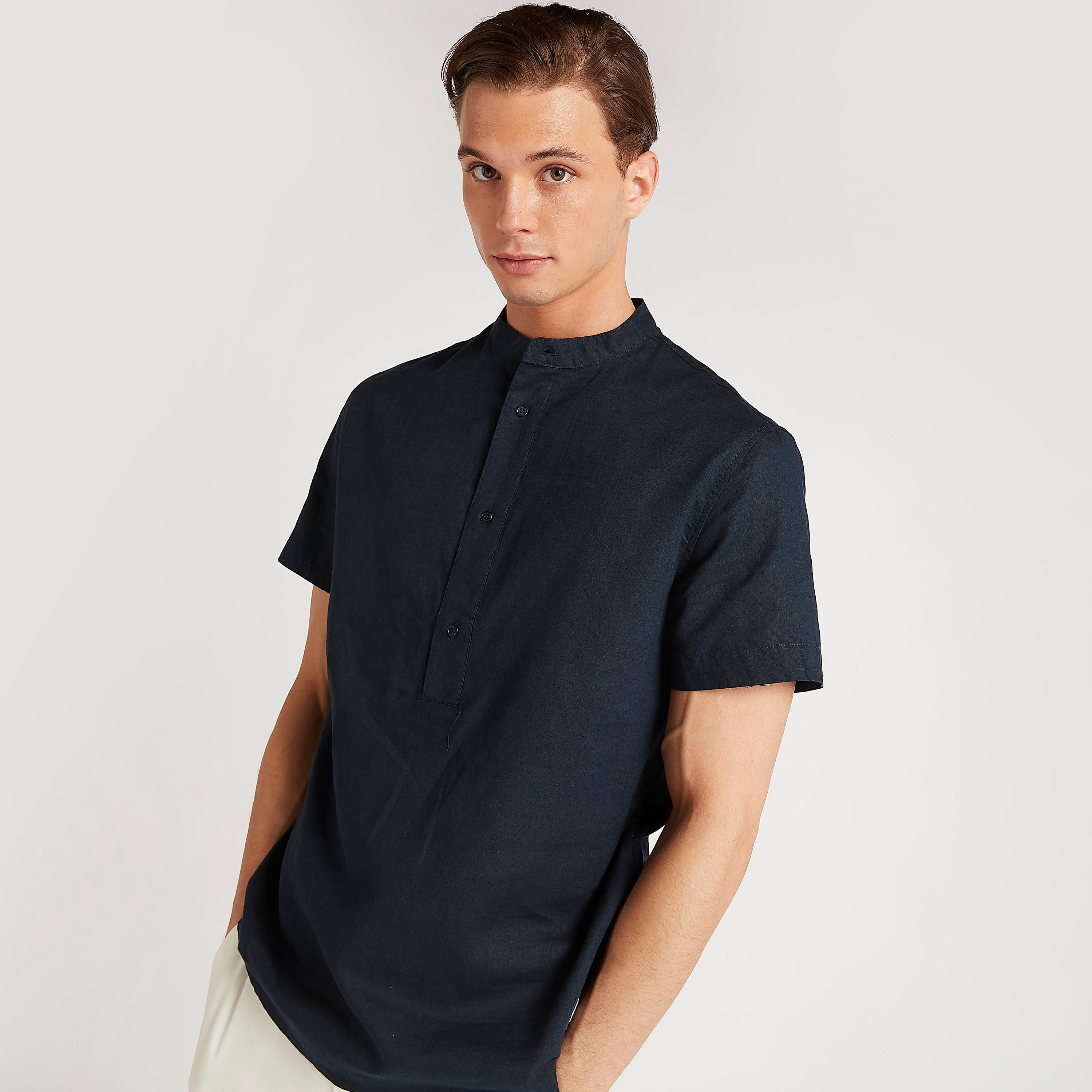 قميص بارز الملمس بقصّة سليم وياقة عادية من آيكونيك-men-clothing-shirts-image-8