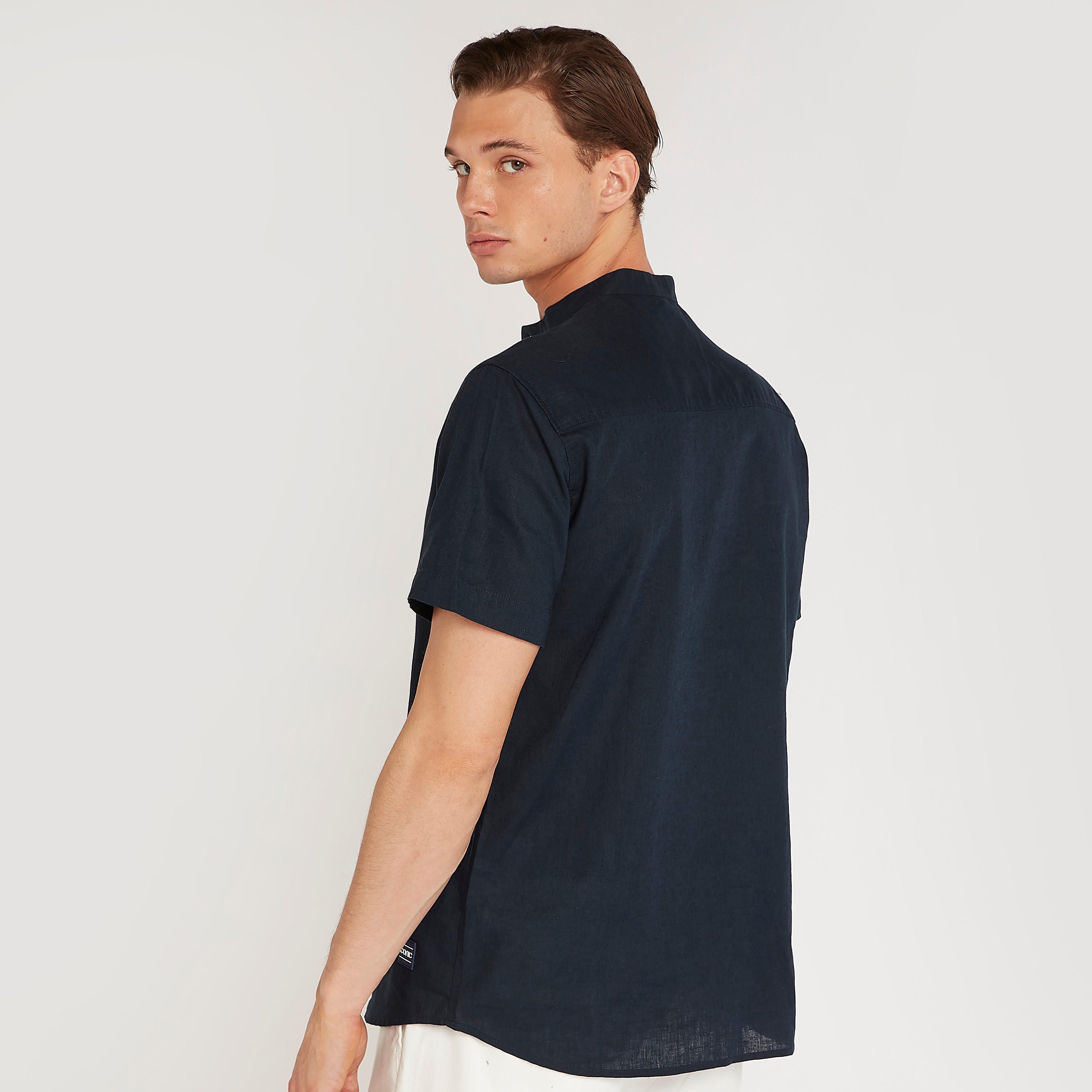 قميص بارز الملمس بقصّة سليم وياقة عادية من آيكونيك-men-clothing-shirts-image-11