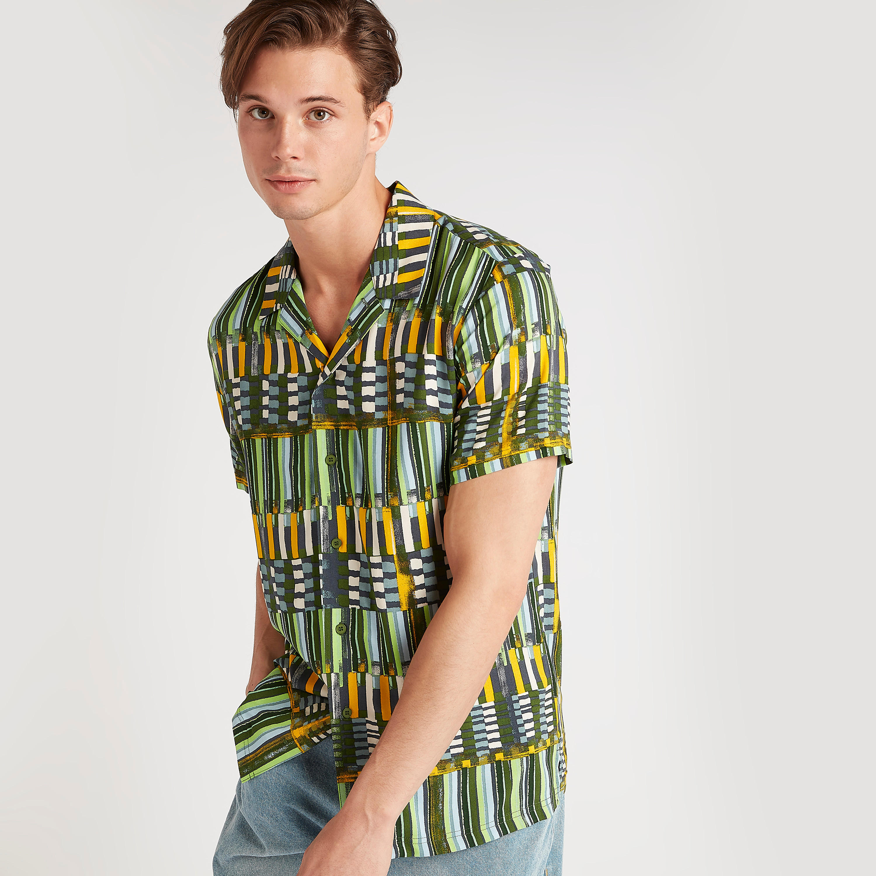 قميص بقصة سليم وأكمام قصيرة وطبعات من آيكونيك-men-clothing-shirts-image-1
