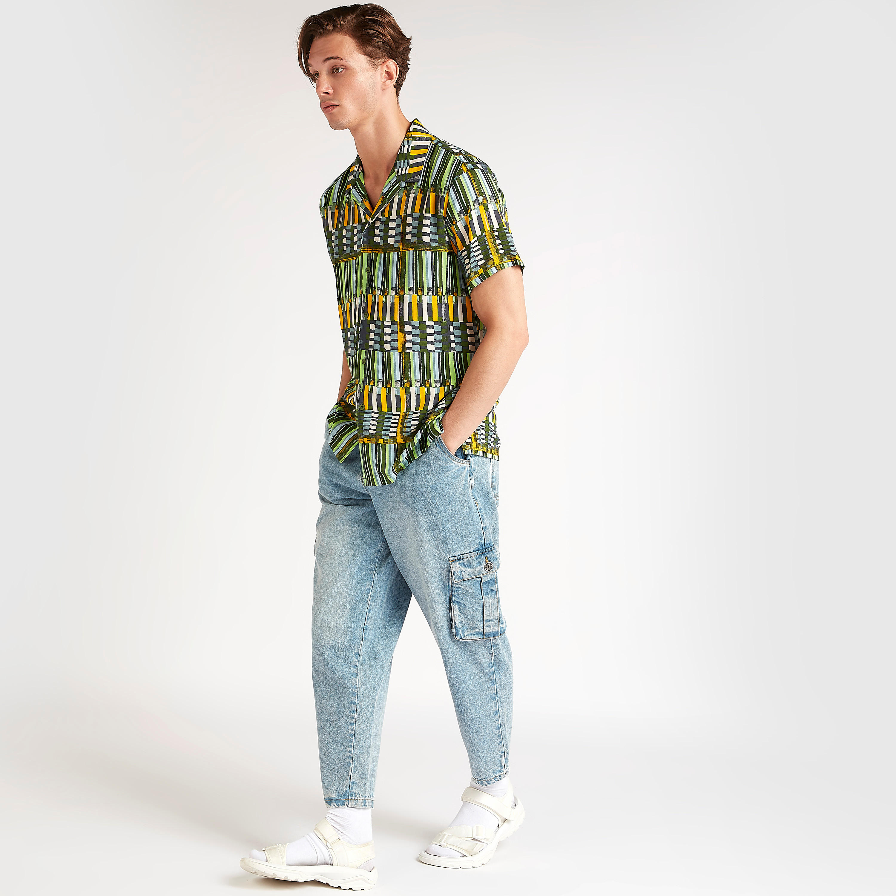قميص بقصة سليم وأكمام قصيرة وطبعات من آيكونيك-men-clothing-shirts-image-2