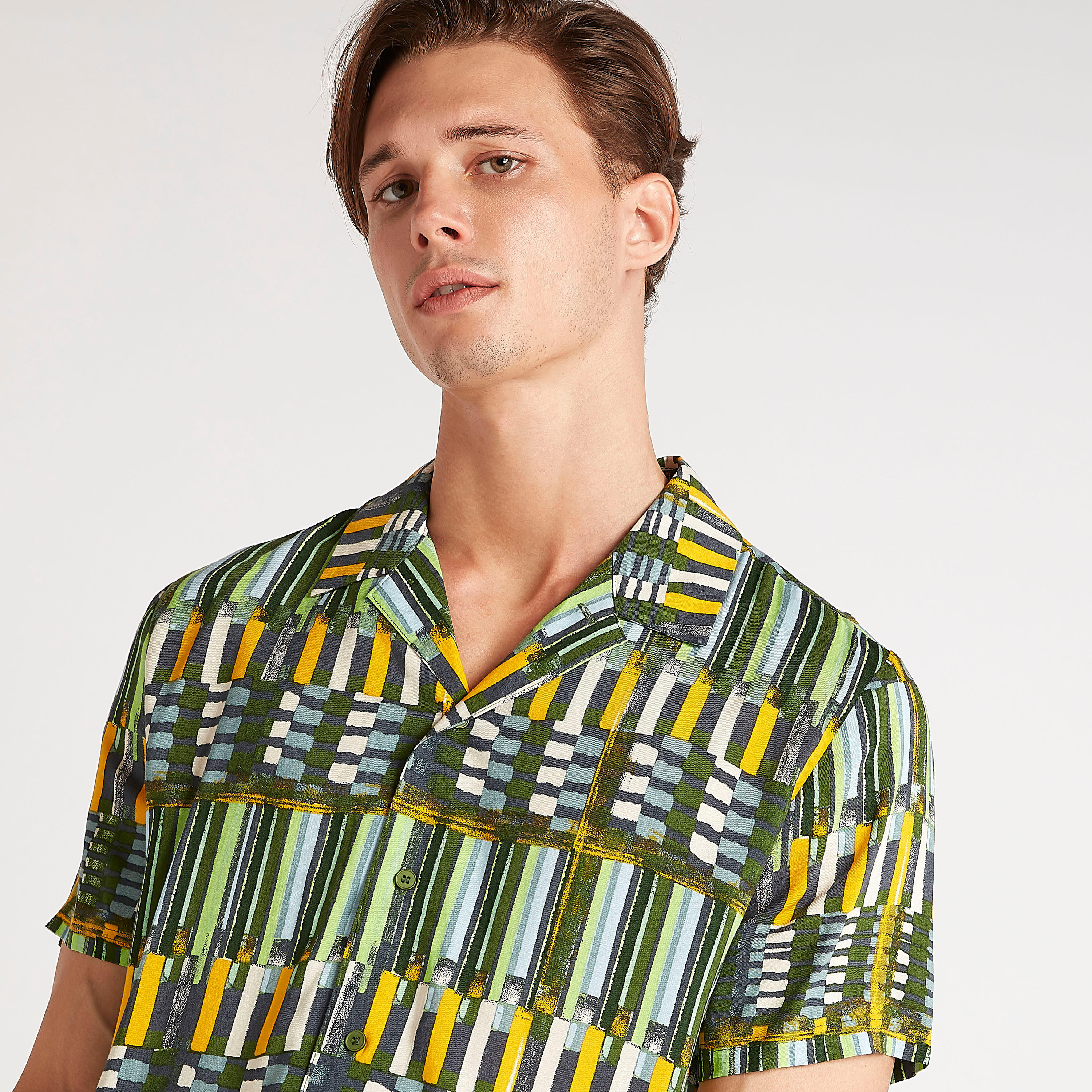 قميص بقصة سليم وأكمام قصيرة وطبعات من آيكونيك-men-clothing-shirts-image-3