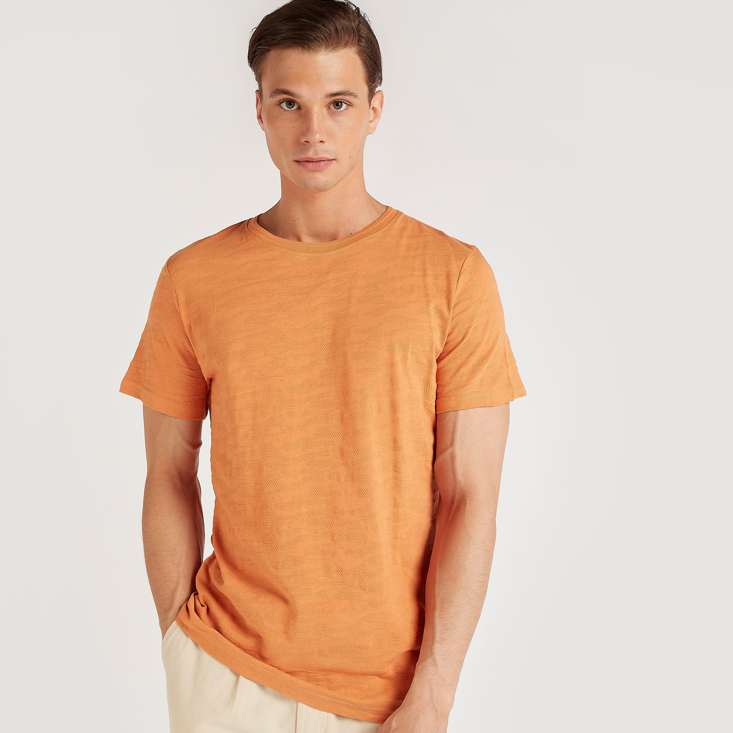 تيشيرت بارز الملمس بياقة ضيّقة وأكمام قصيرة-men-clothing-tshirtsandpolos-tshirts-image-1