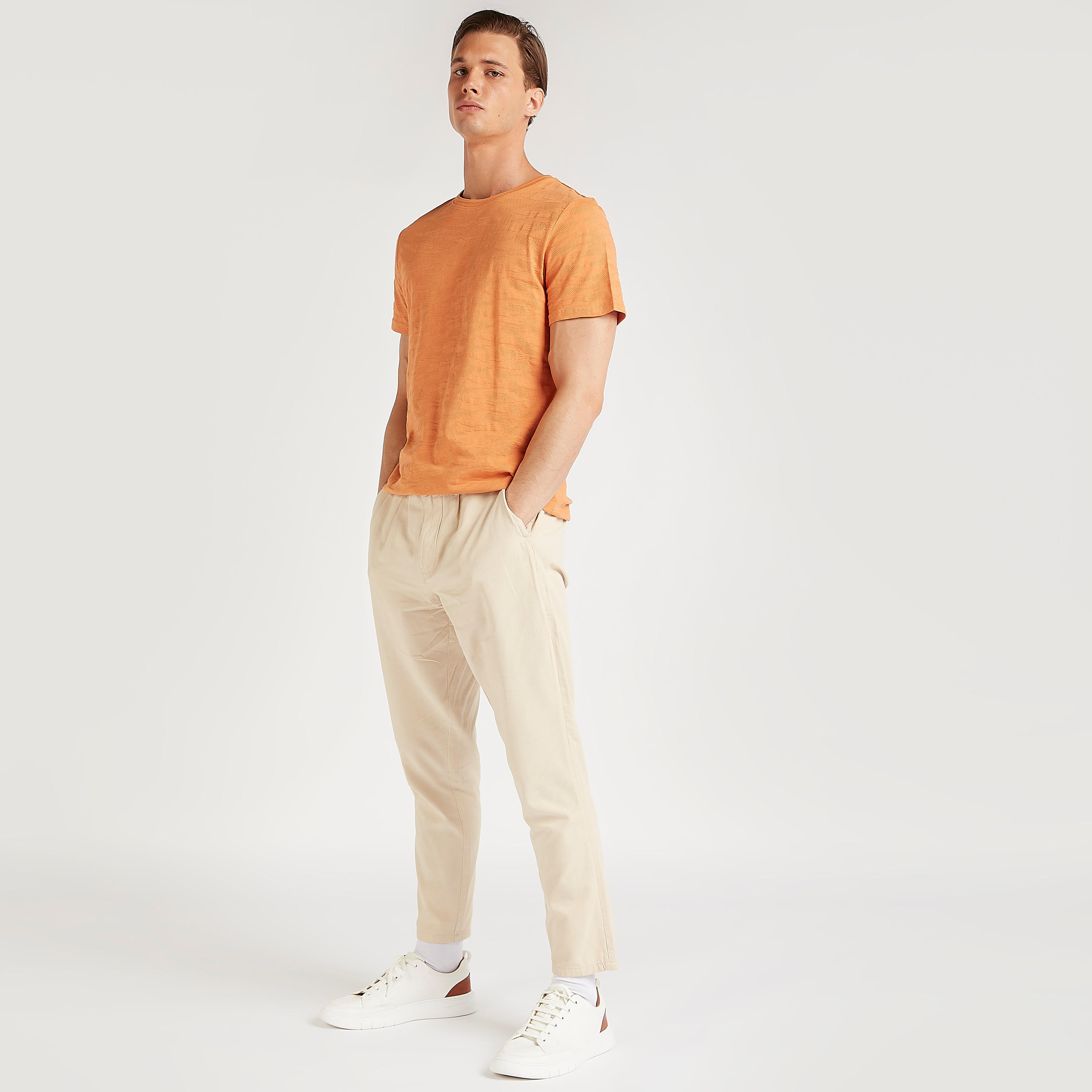 تيشيرت بارز الملمس بياقة ضيّقة وأكمام قصيرة-men-clothing-tshirtsandpolos-tshirts-image-2