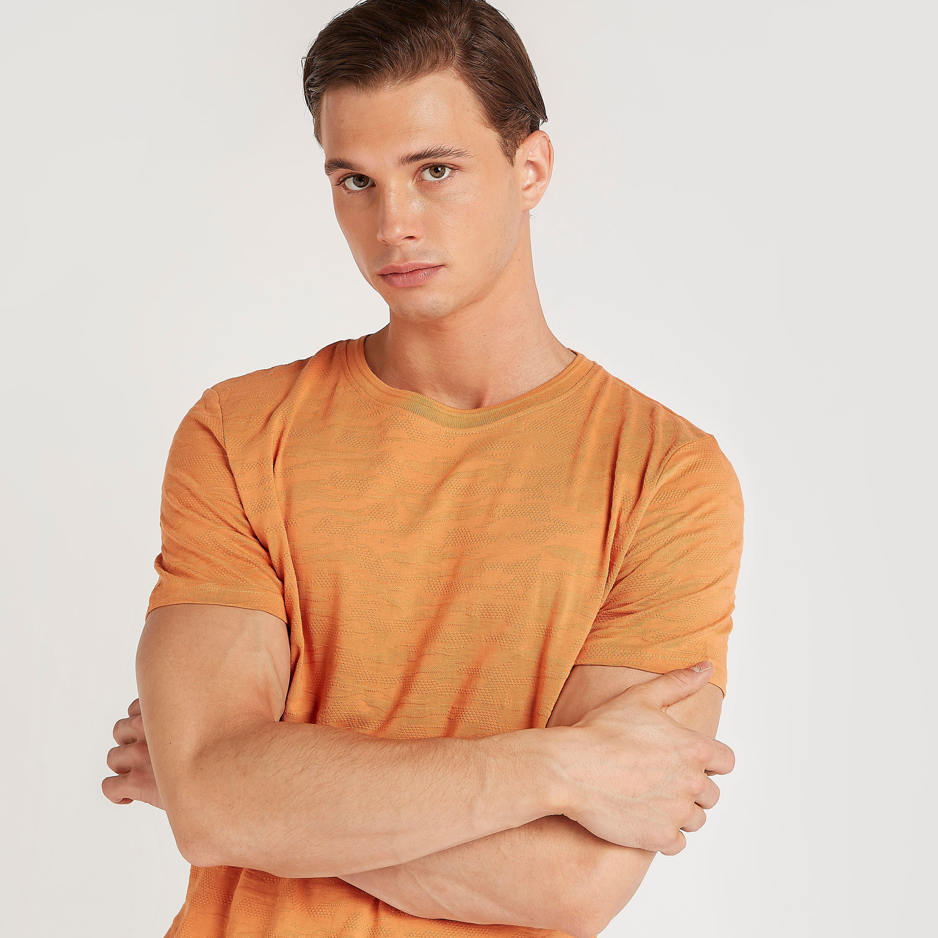 تيشيرت بارز الملمس بياقة ضيّقة وأكمام قصيرة-men-clothing-tshirtsandpolos-tshirts-image-3