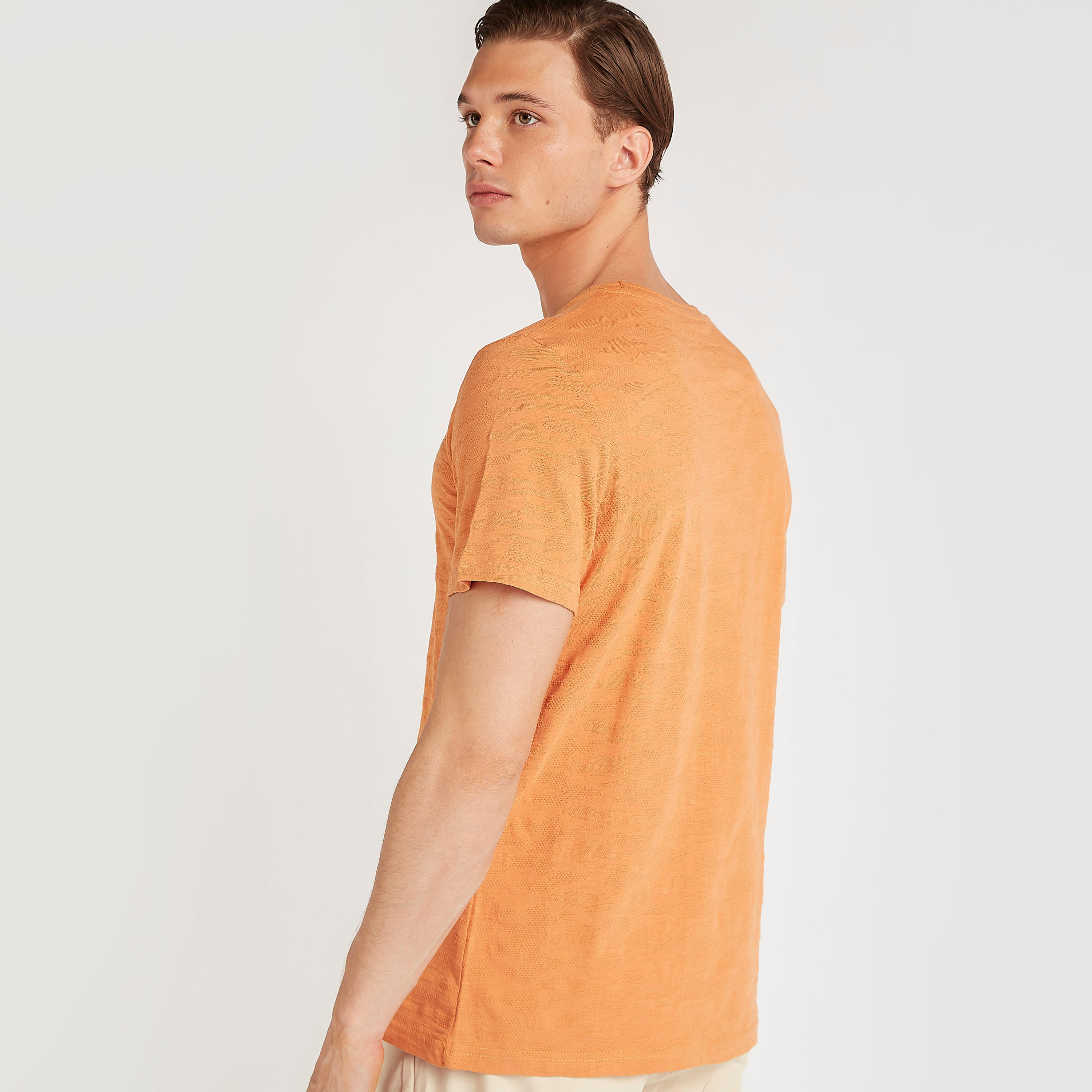 تيشيرت بارز الملمس بياقة ضيّقة وأكمام قصيرة-men-clothing-tshirtsandpolos-tshirts-image-4