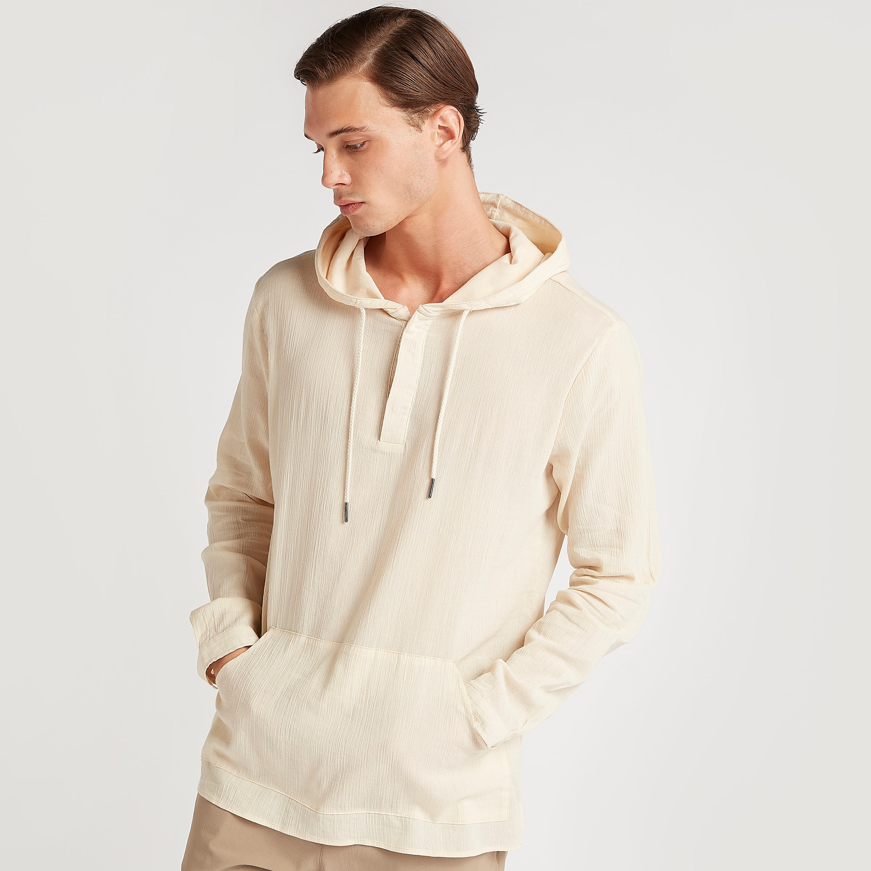 هودي بارز الملمس بأكمام طويلة وطبعات من آيكونيك-men-winterwear-hoodiesandsweatshirts-image-1