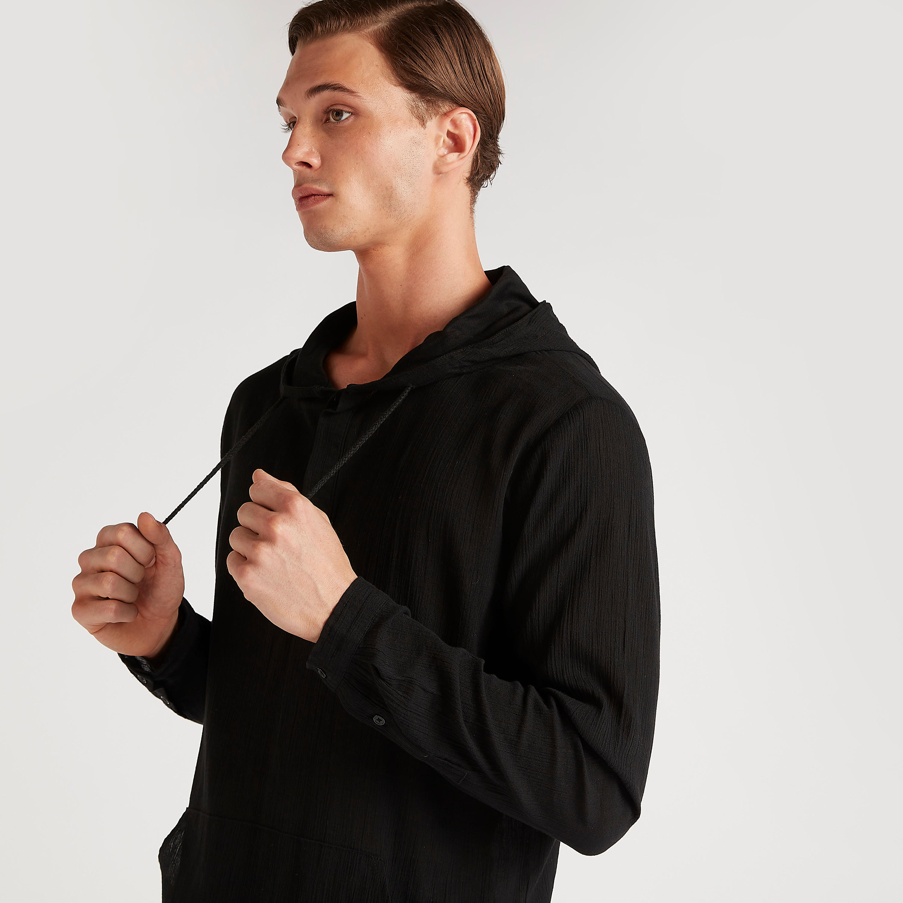هودي بارز الملمس بأكمام طويلة وطبعات من آيكونيك-men-winterwear-hoodiesandsweatshirts-image-9
