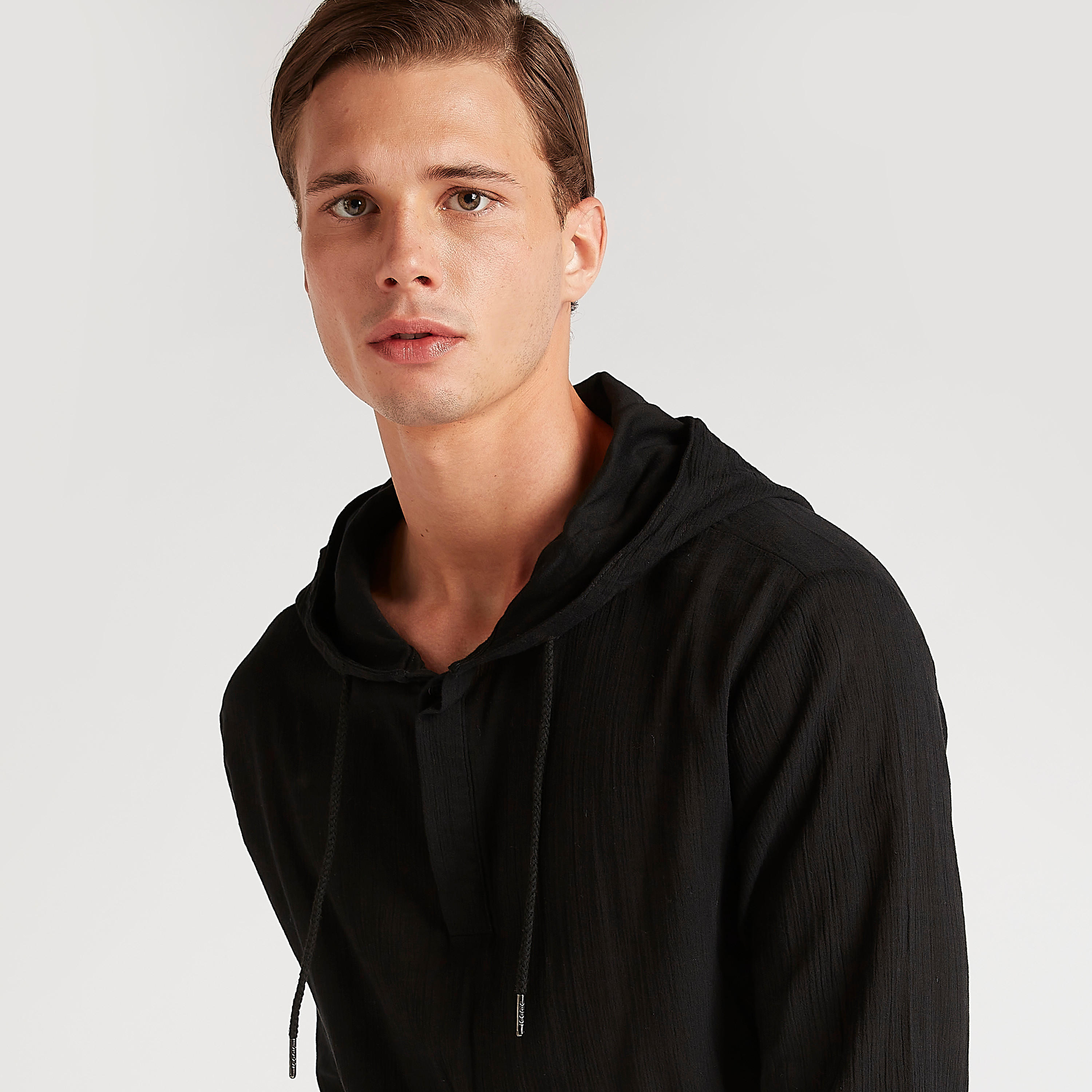 هودي بارز الملمس بأكمام طويلة وطبعات من آيكونيك-men-winterwear-hoodiesandsweatshirts-image-11