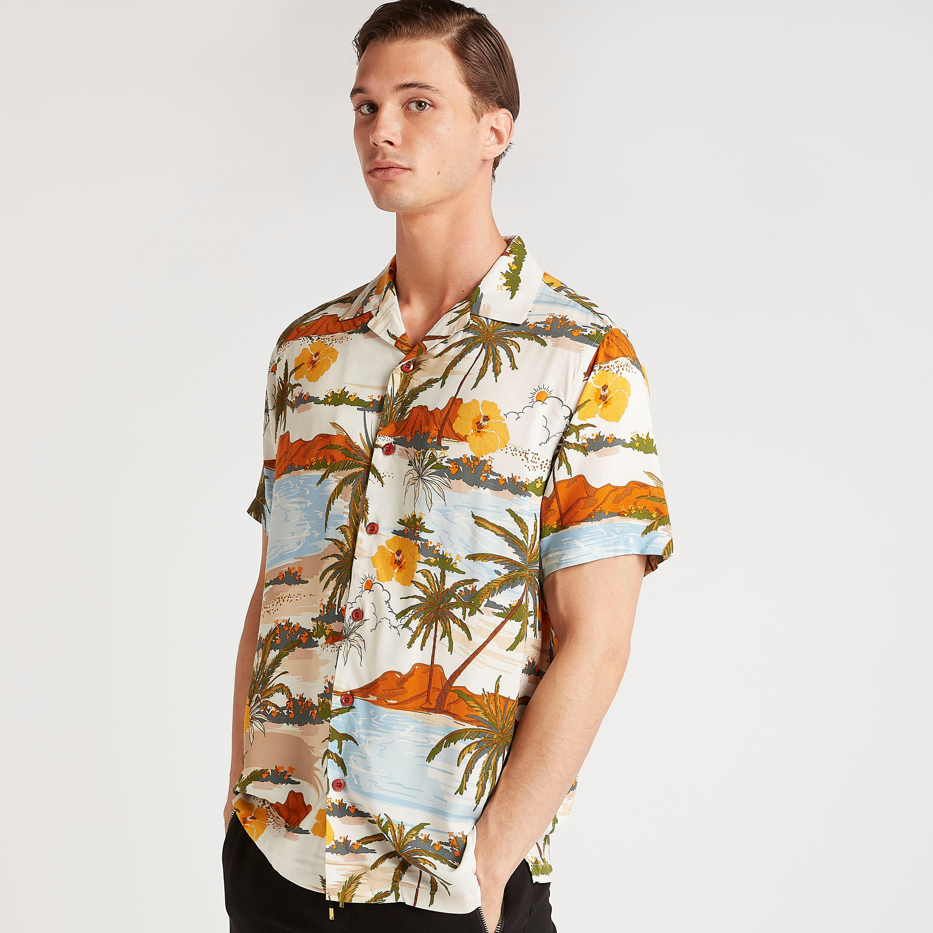 قميص بياقة واسعة وأكمام قصيرة وطبعات من آيكونيك-men-clothing-shirts-image-2