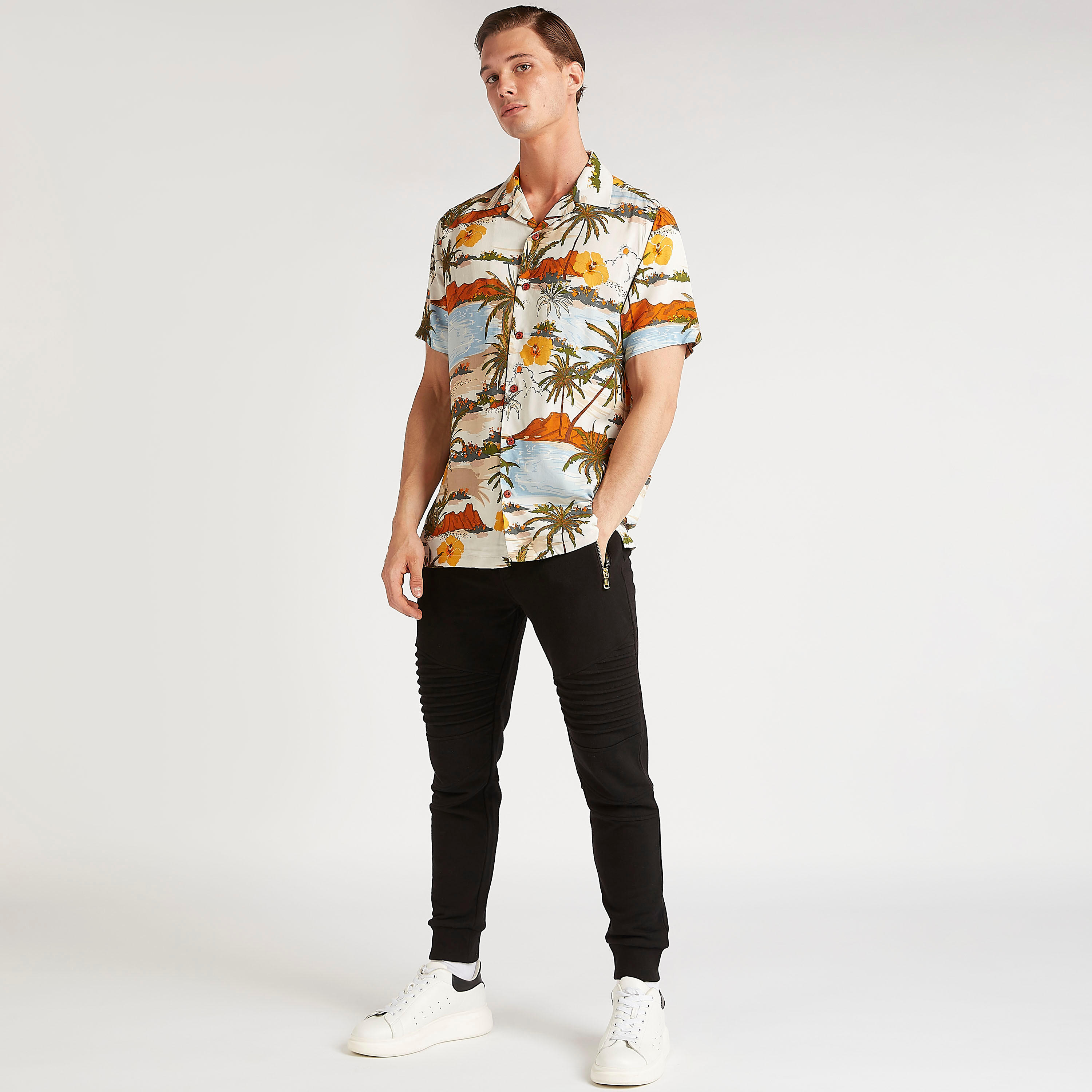 قميص بياقة واسعة وأكمام قصيرة وطبعات من آيكونيك-men-clothing-shirts-image-3