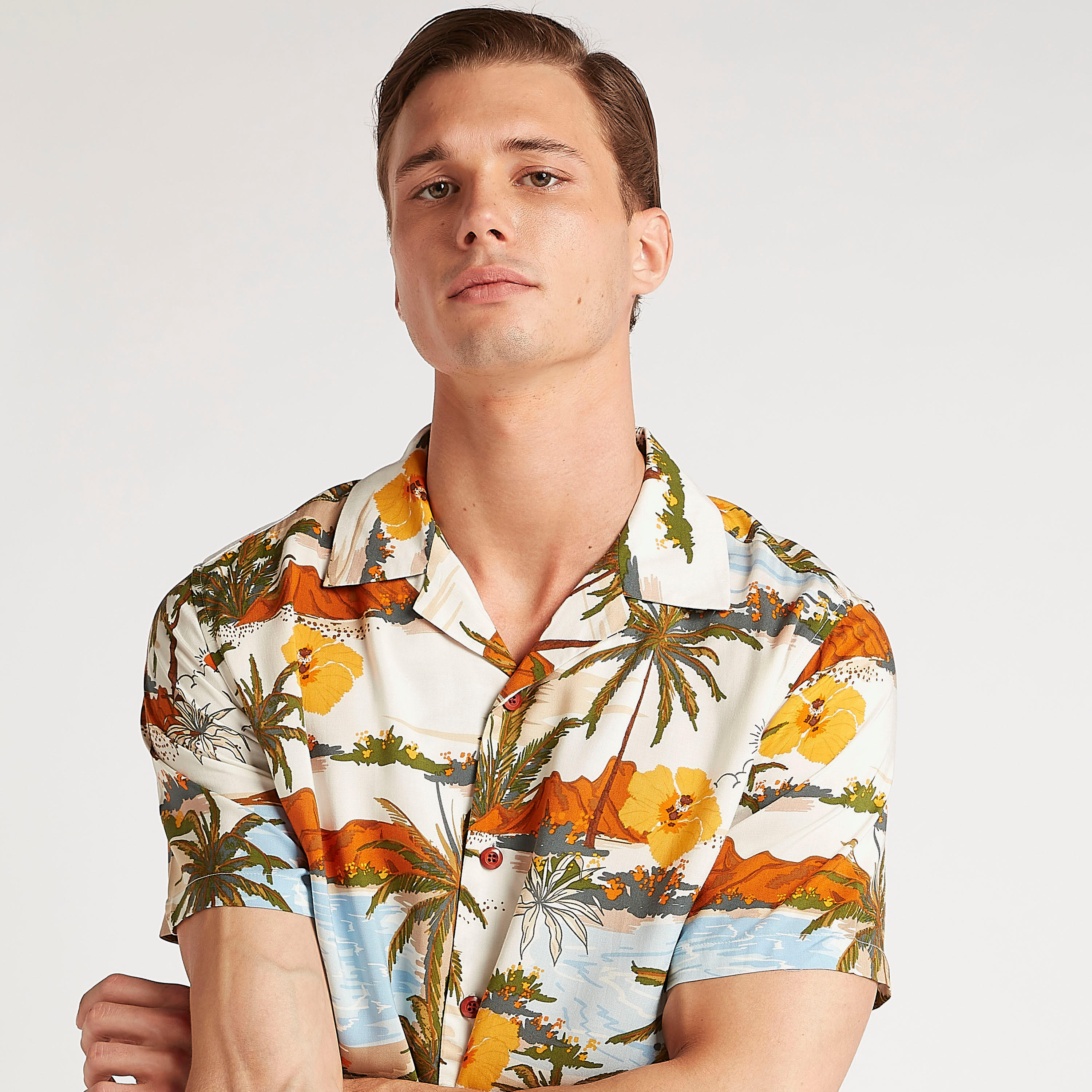 قميص بياقة واسعة وأكمام قصيرة وطبعات من آيكونيك-men-clothing-shirts-image-4