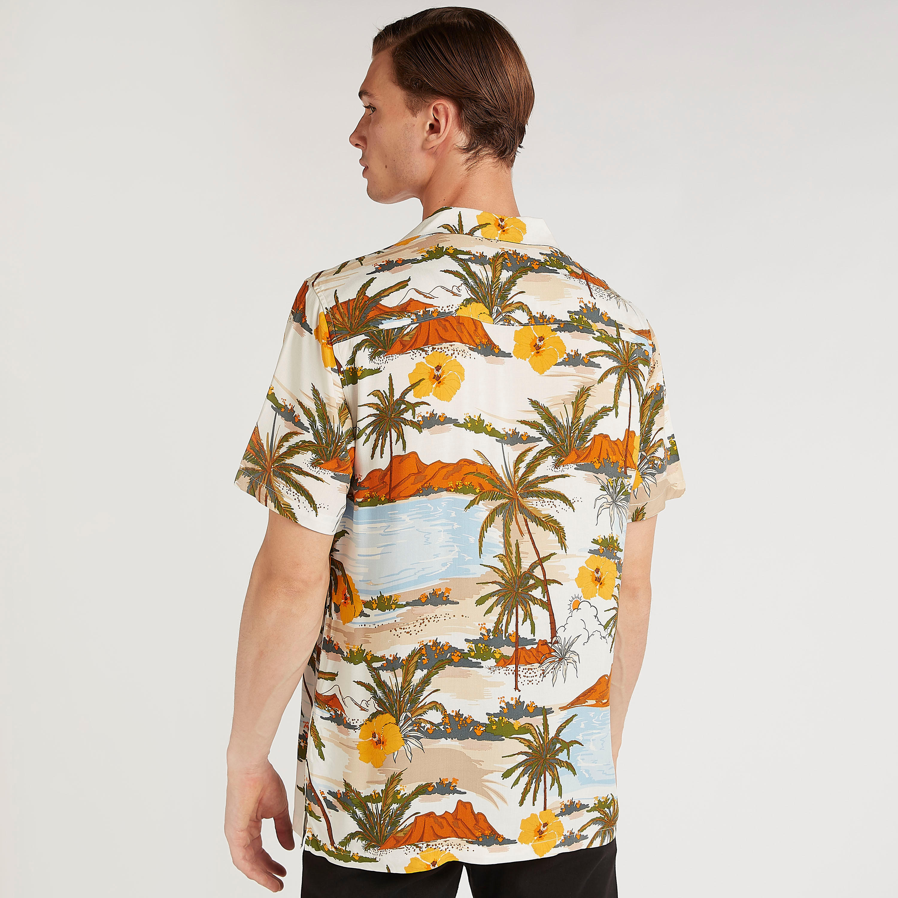 قميص بياقة واسعة وأكمام قصيرة وطبعات من آيكونيك-men-clothing-shirts-image-5