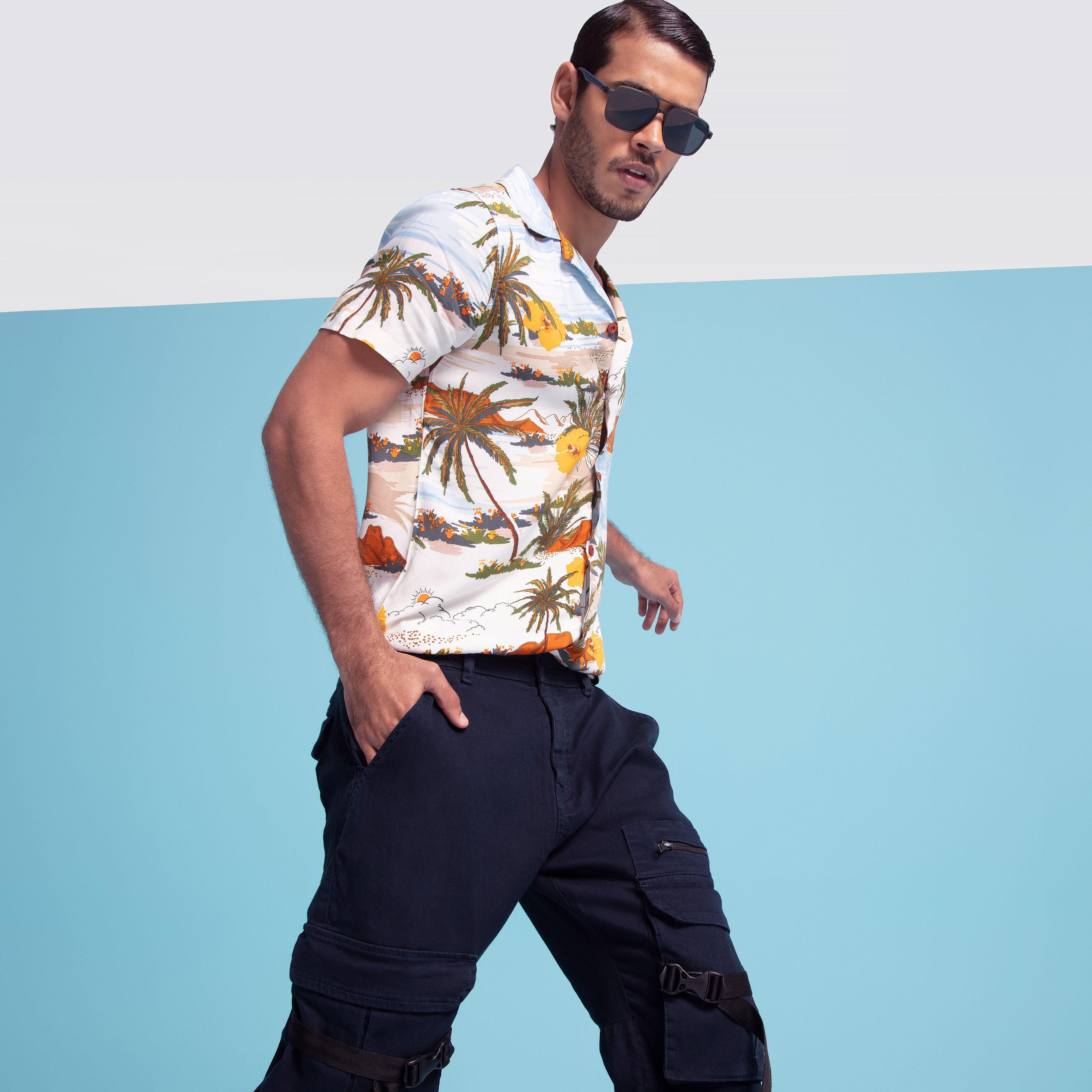 قميص بياقة واسعة وأكمام قصيرة وطبعات من آيكونيك-men-clothing-shirts-image-1
