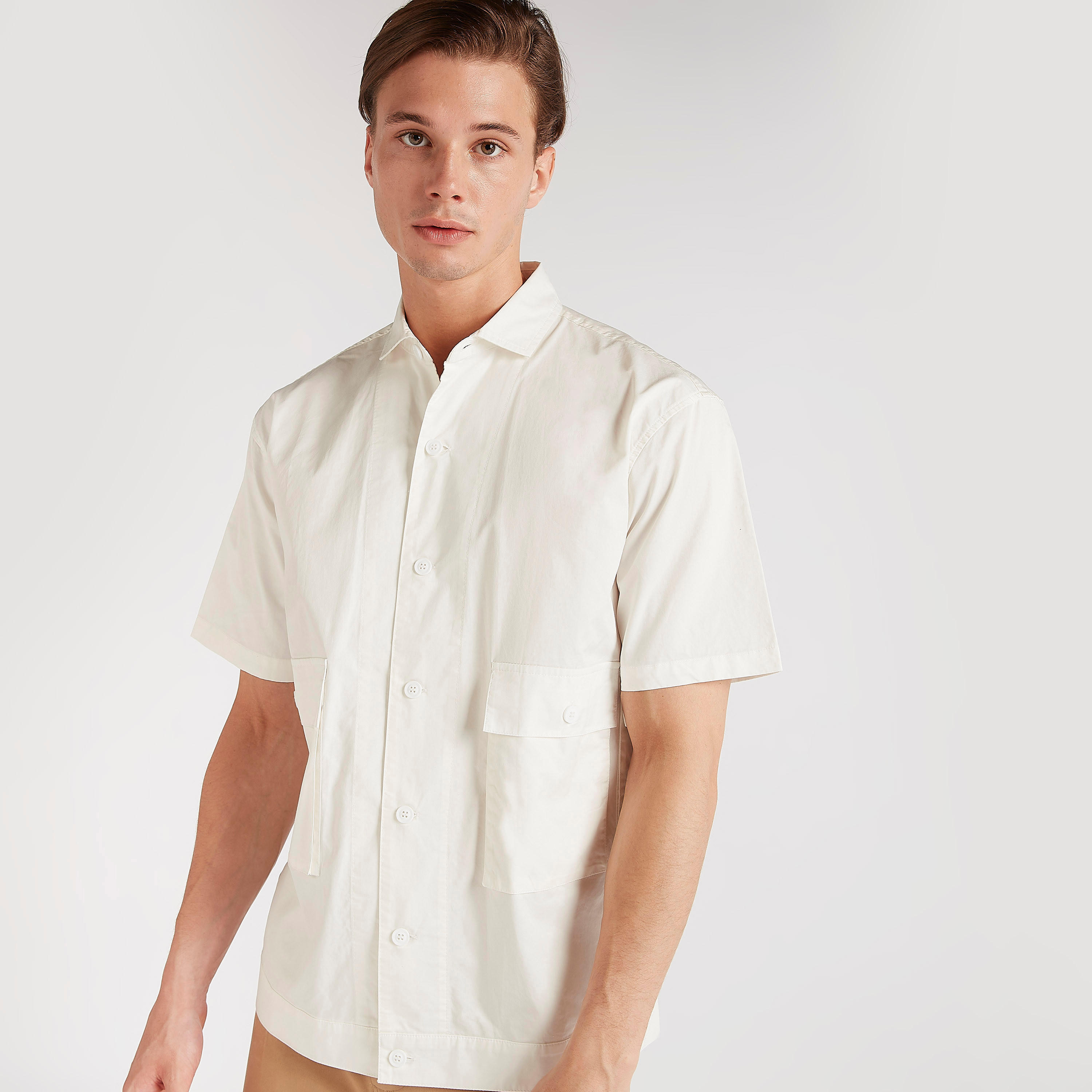 قميص سادة بقصّة مريحة وجيوب بطيّة-men-clothing-shirts-image-6