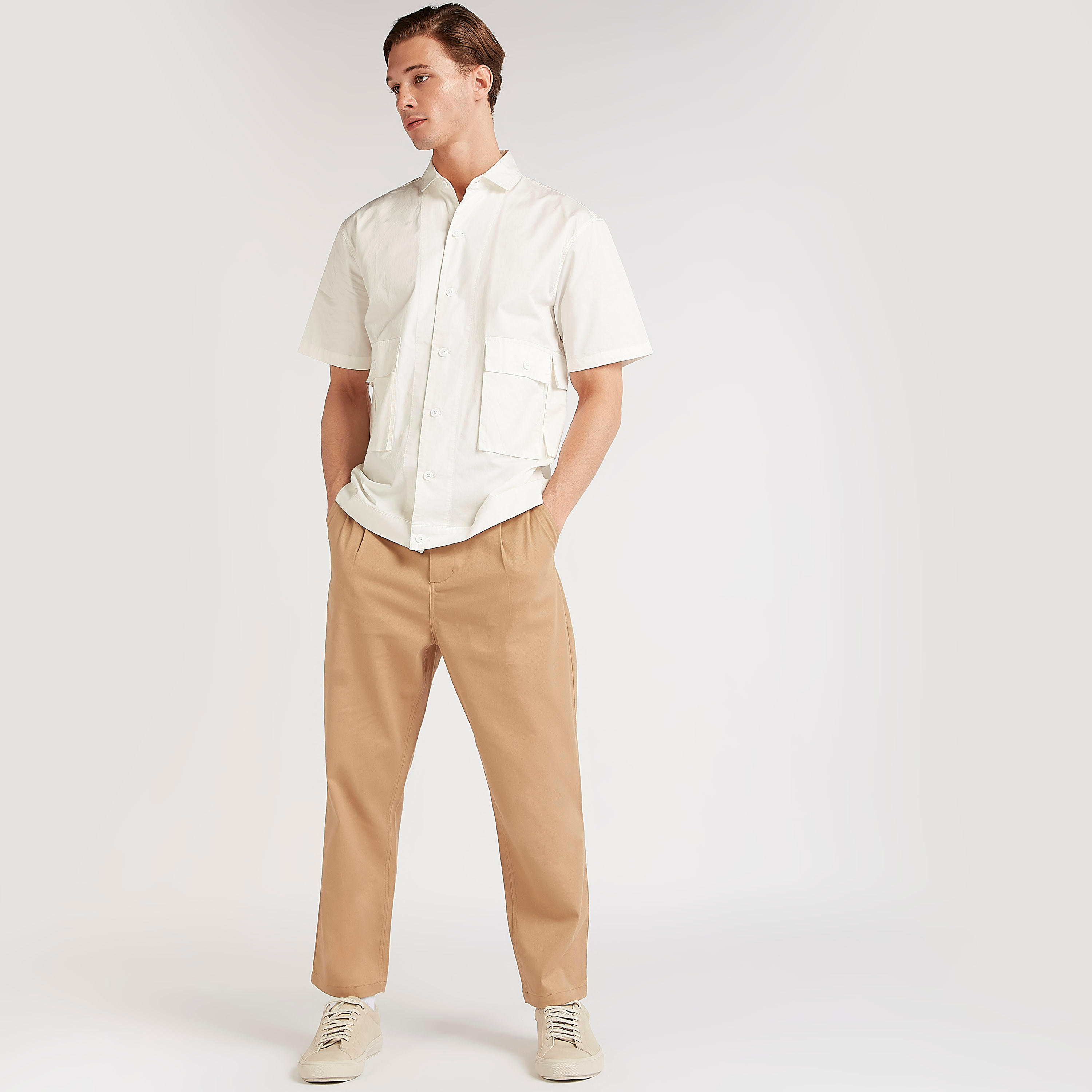 قميص سادة بقصّة مريحة وجيوب بطيّة-men-clothing-shirts-image-5