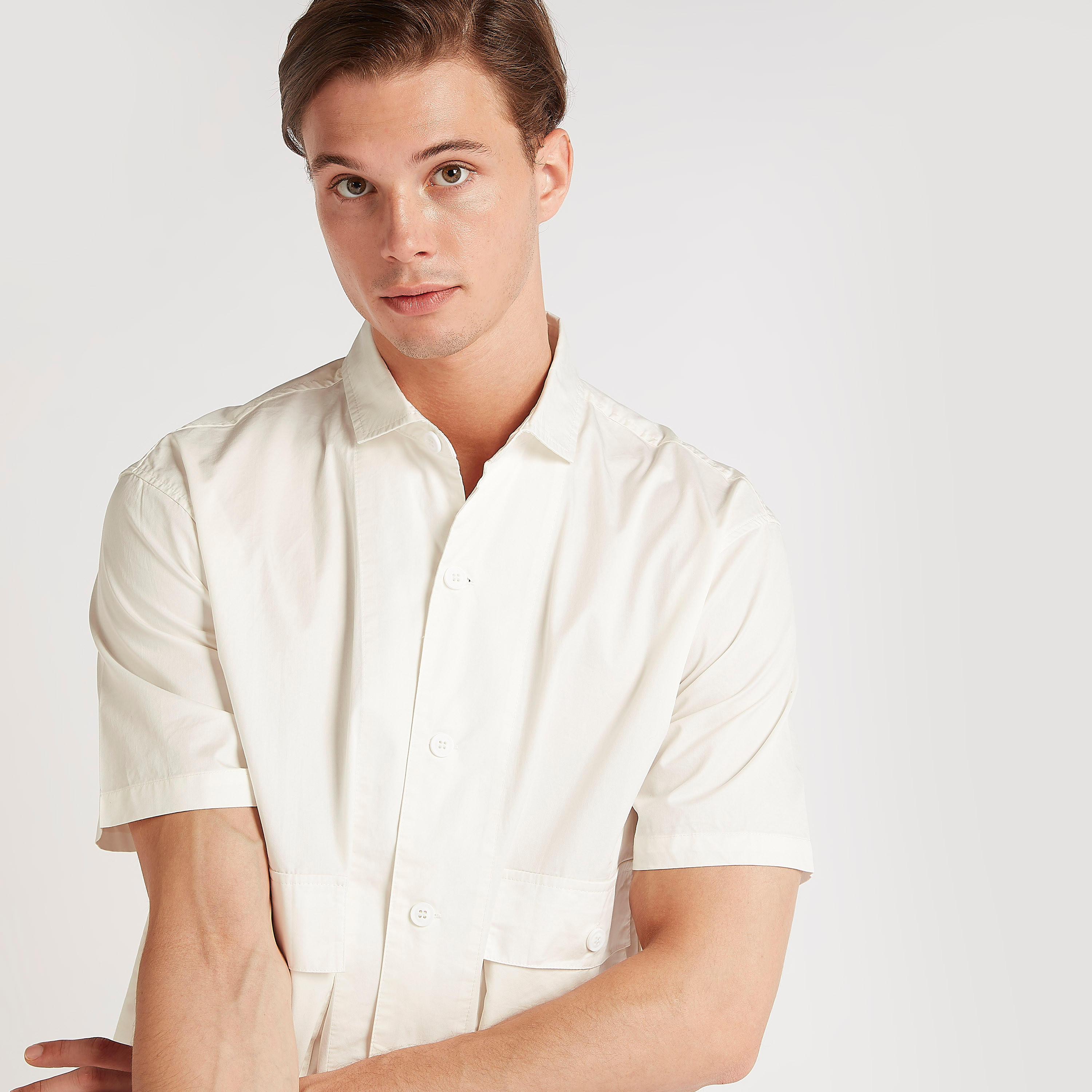 قميص سادة بقصّة مريحة وجيوب بطيّة-men-clothing-shirts-image-4
