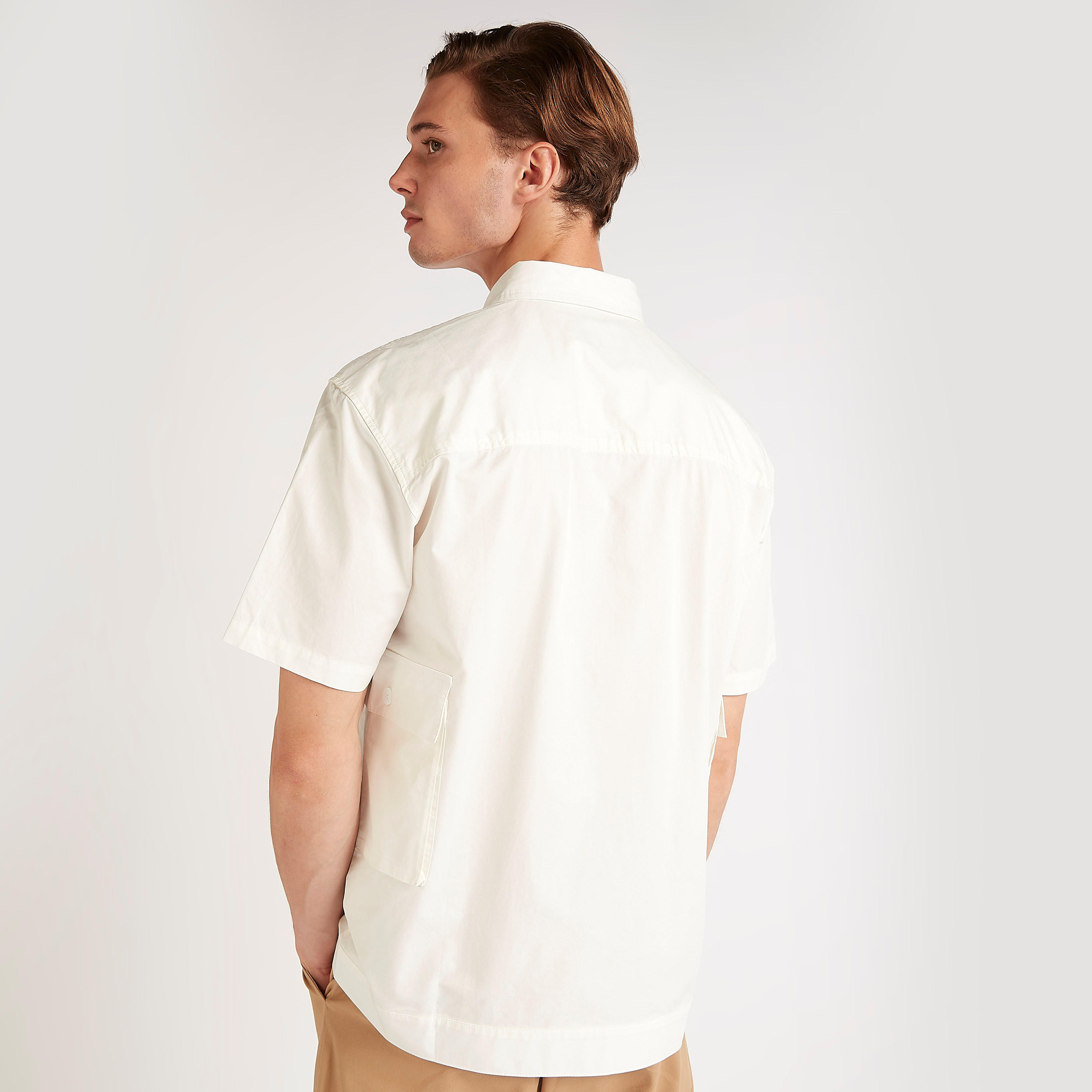 قميص سادة بقصّة مريحة وجيوب بطيّة-men-clothing-shirts-image-3