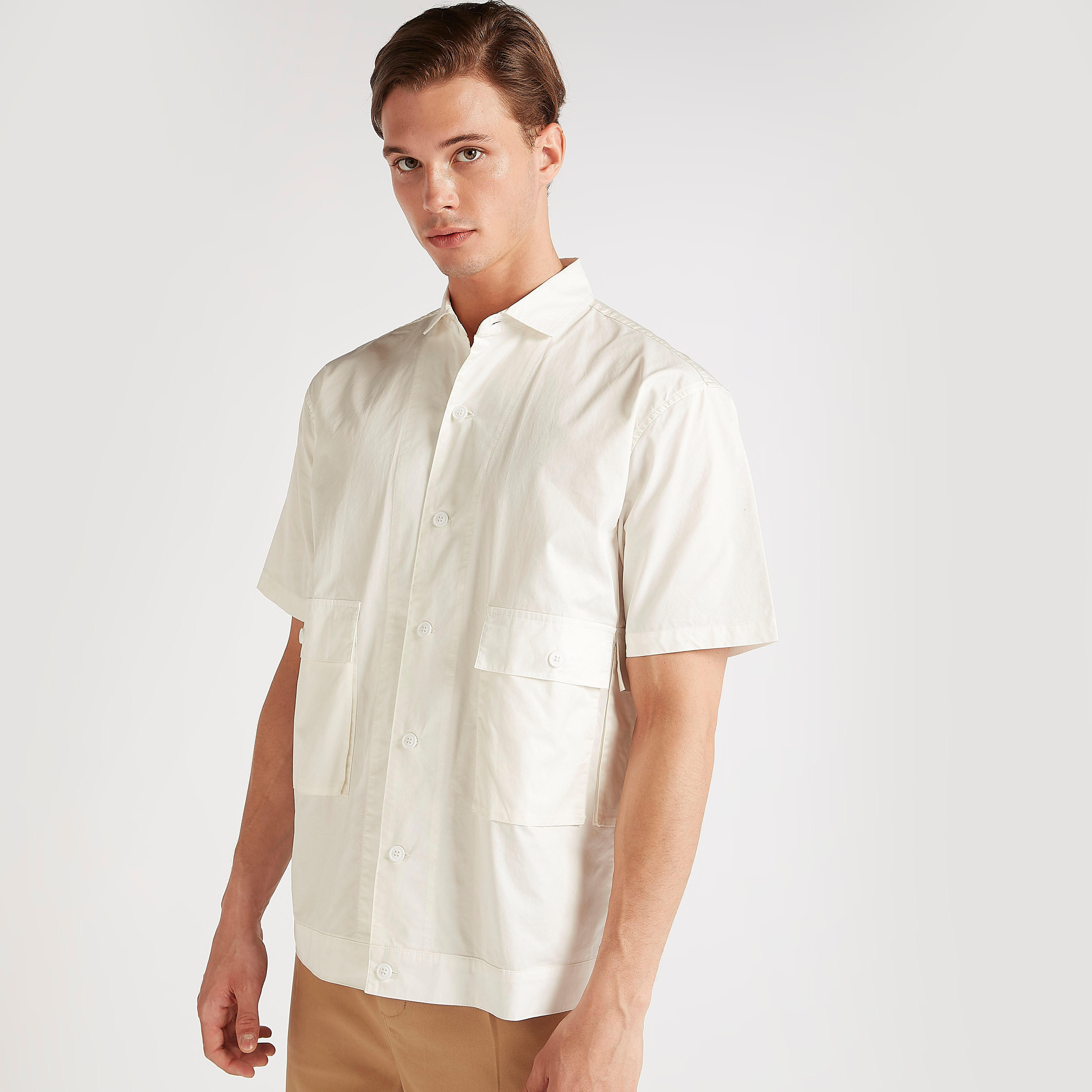 قميص سادة بقصّة مريحة وجيوب بطيّة-men-clothing-shirts-image-1