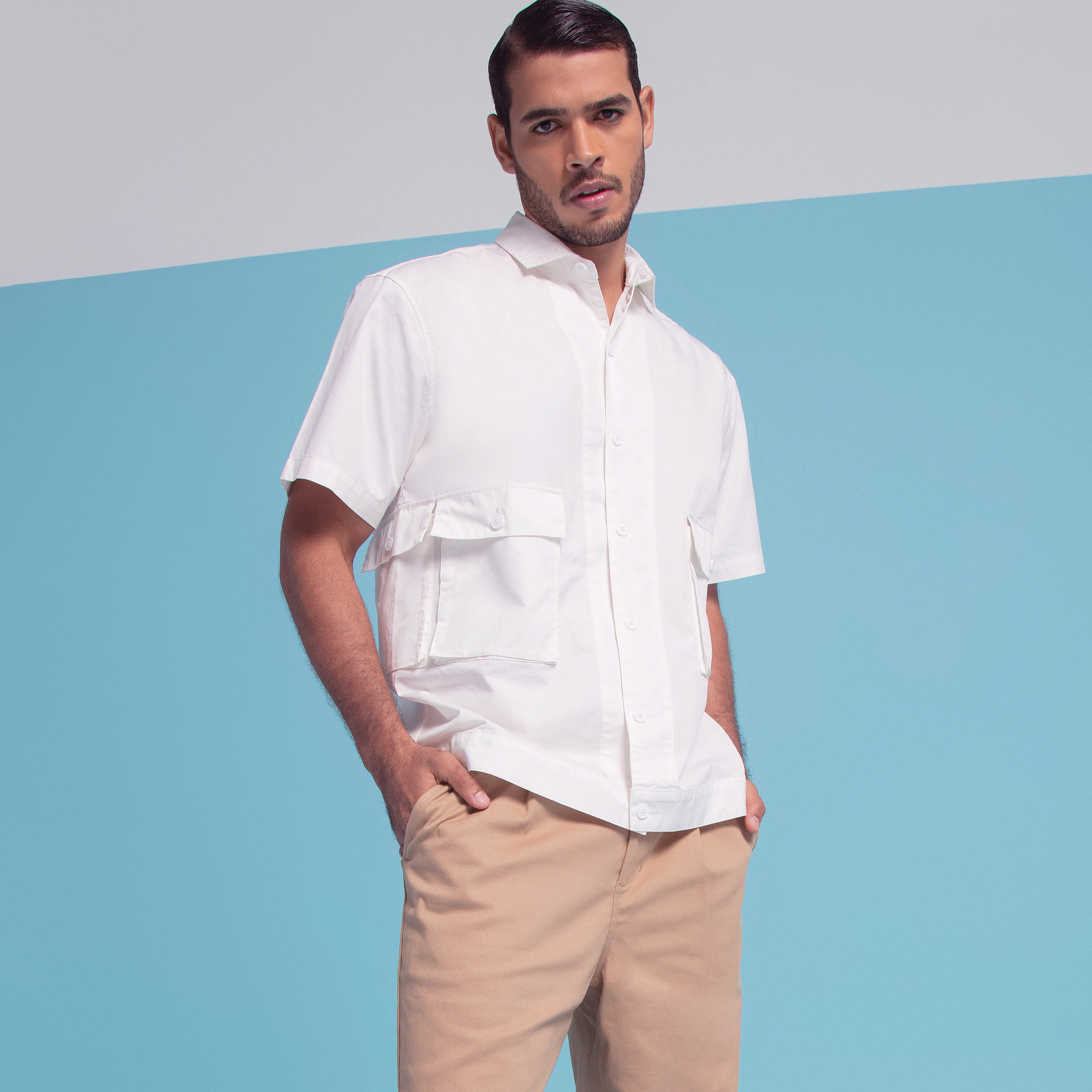 قميص سادة بقصّة مريحة وجيوب بطيّة-men-clothing-shirts-image-7