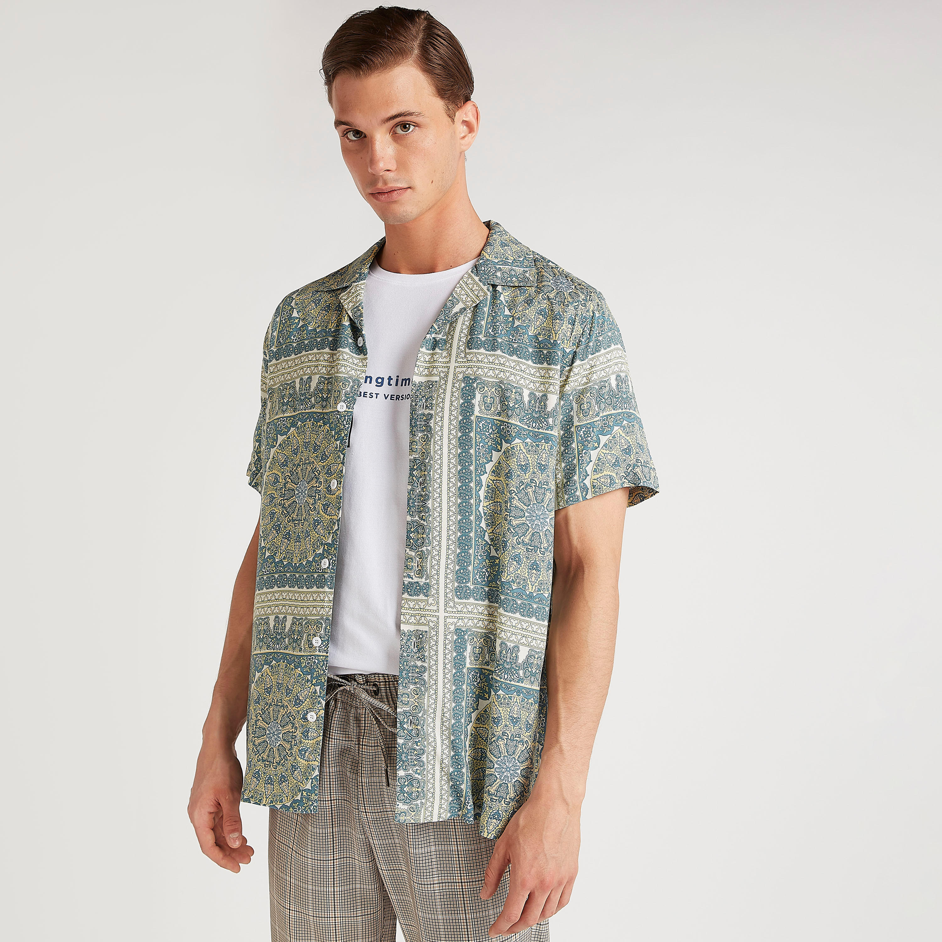 قميص بياقة واسعة وأكمام قصيرة وطبعات من آيكونيك-men-clothing-shirts-image-1