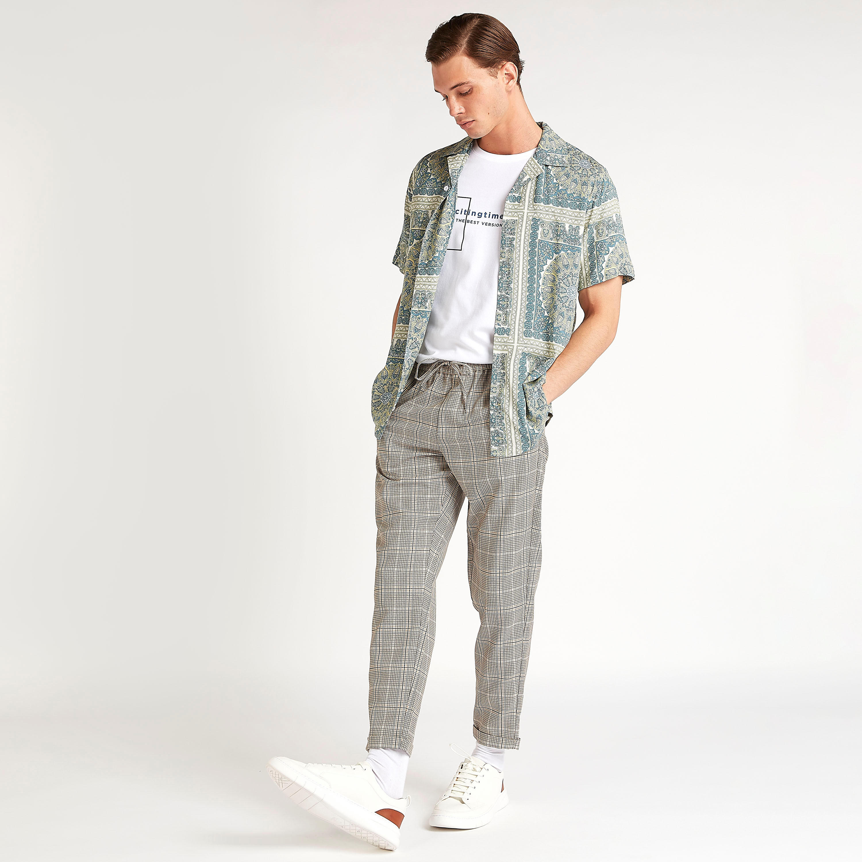 قميص بياقة واسعة وأكمام قصيرة وطبعات من آيكونيك-men-clothing-shirts-image-2