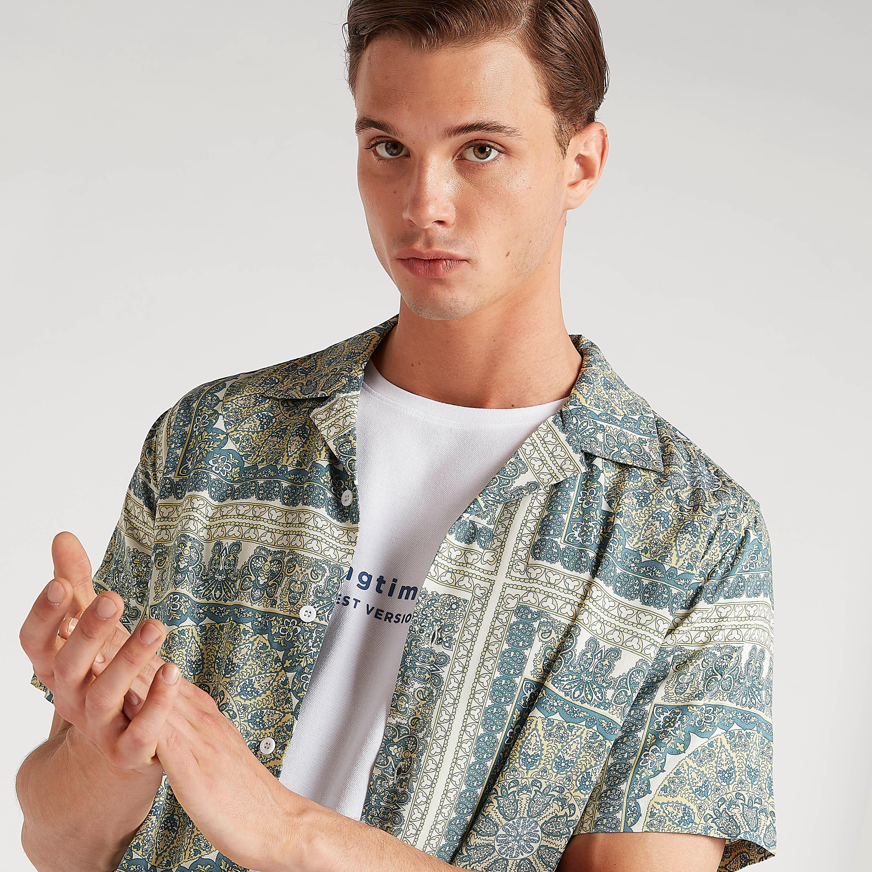 قميص بياقة واسعة وأكمام قصيرة وطبعات من آيكونيك-men-clothing-shirts-image-3