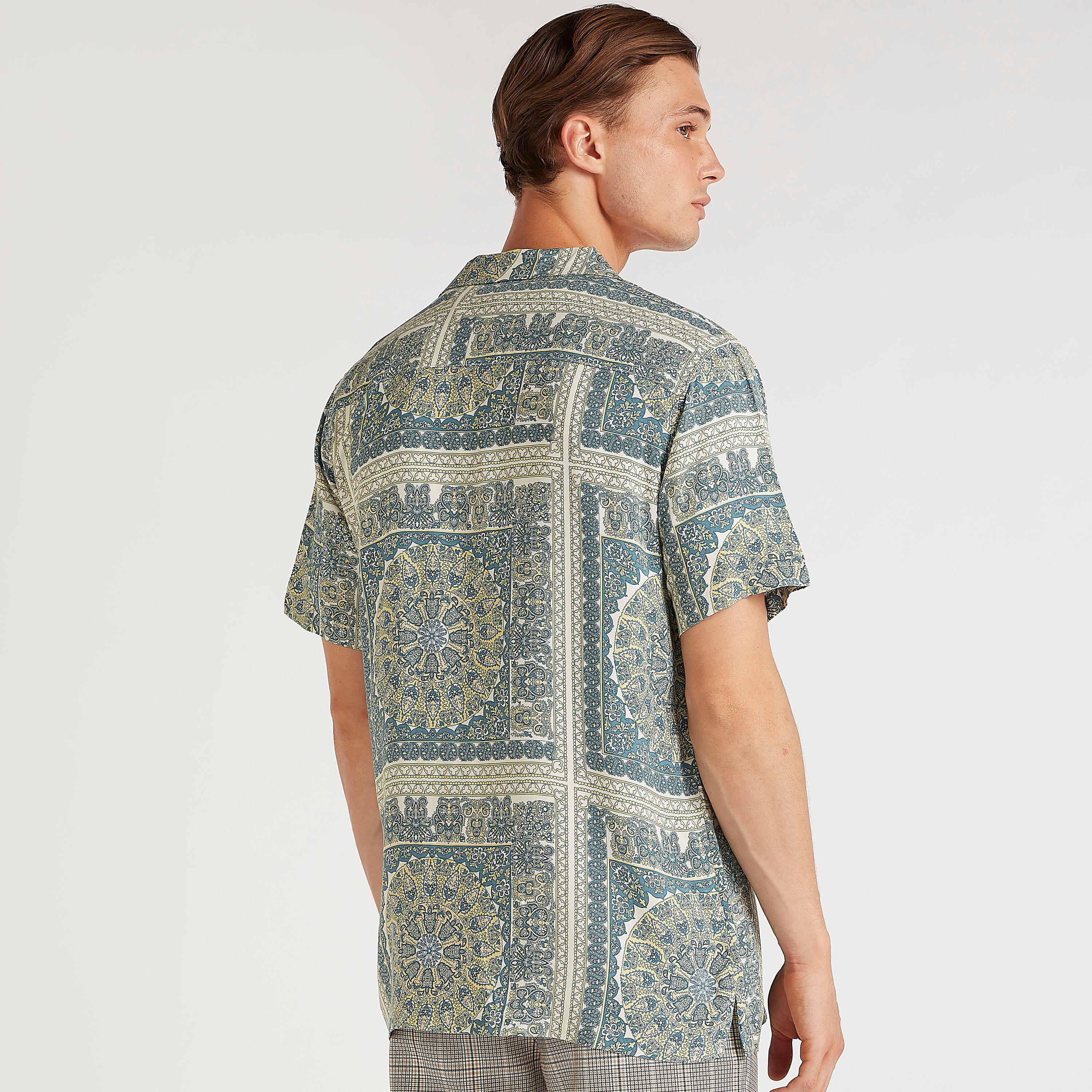 قميص بياقة واسعة وأكمام قصيرة وطبعات من آيكونيك-men-clothing-shirts-image-4