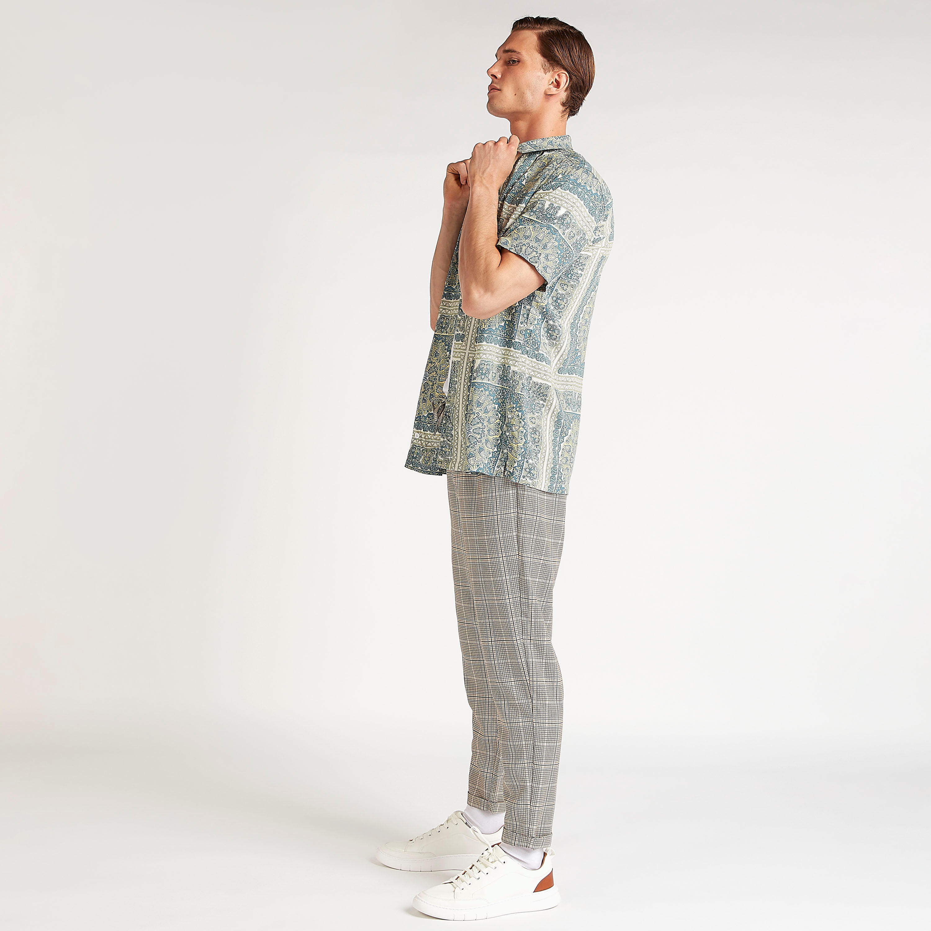 قميص بياقة واسعة وأكمام قصيرة وطبعات من آيكونيك-men-clothing-shirts-image-5