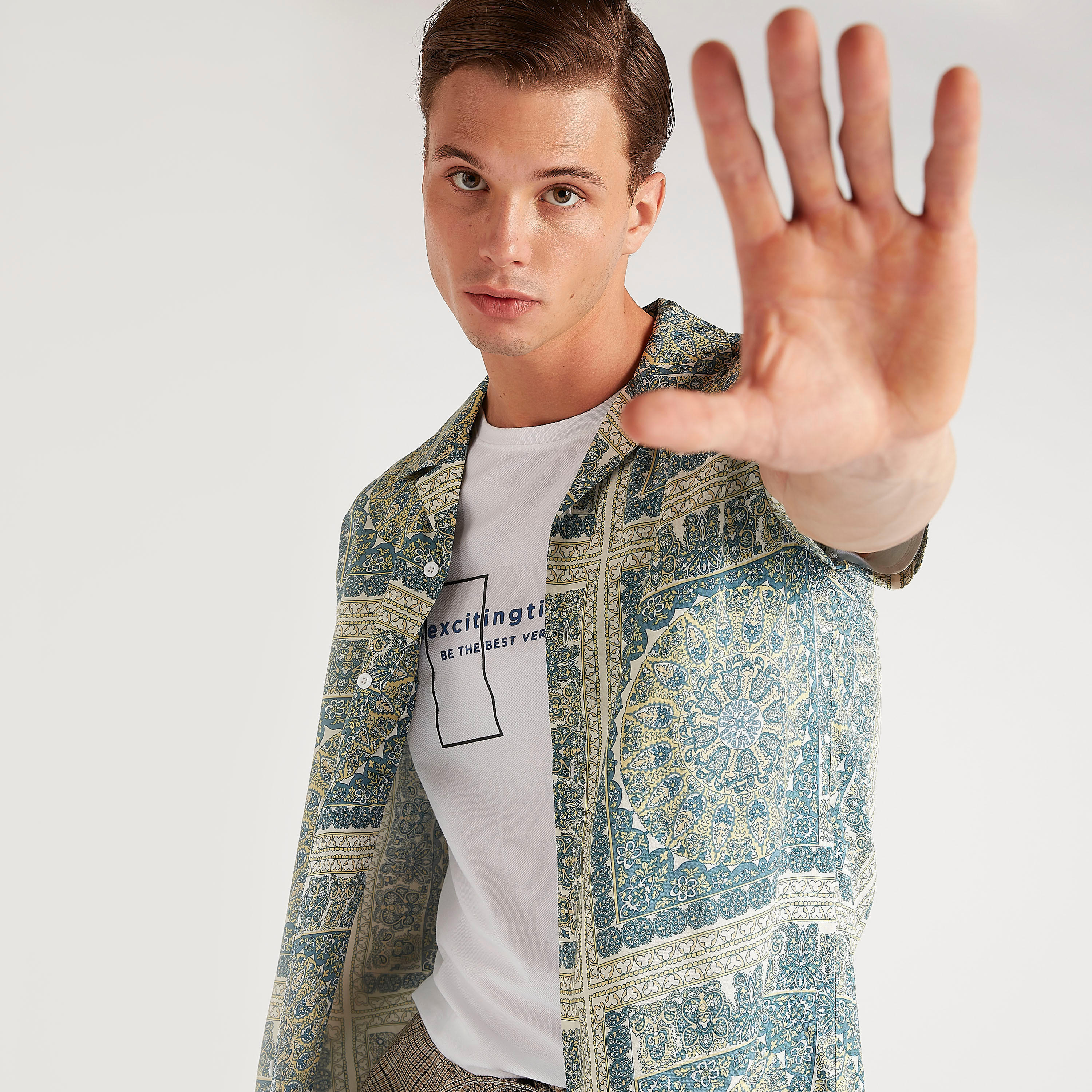 قميص بياقة واسعة وأكمام قصيرة وطبعات من آيكونيك-men-clothing-shirts-image-6