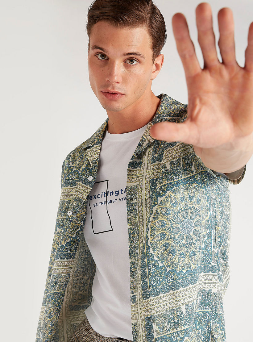 قميص بياقة واسعة وأكمام قصيرة وطبعات من آيكونيك-men-clothing-shirts-image-6