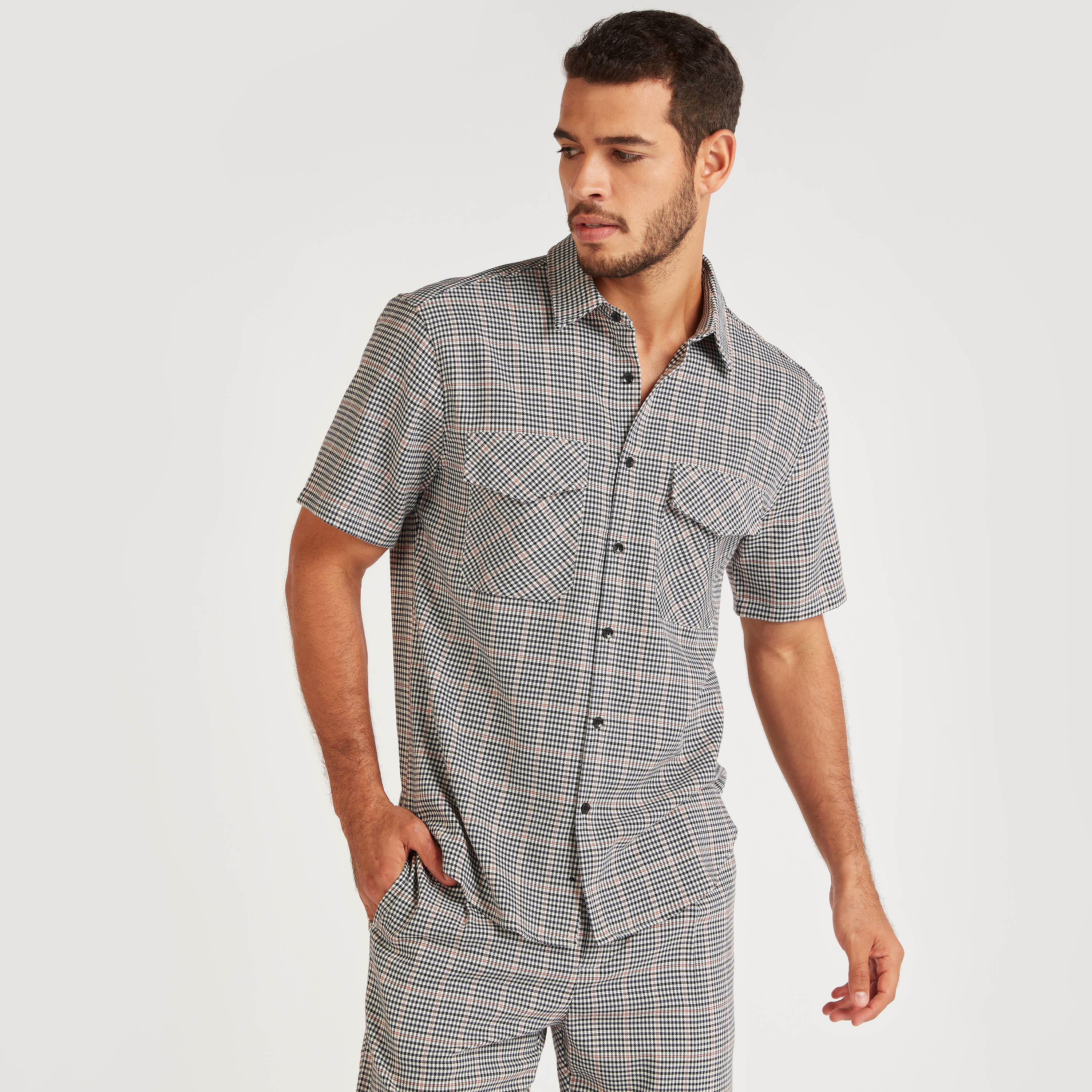 قميص كاروهات بقصة سليم وأكمام قصيرة وجيوب بطية من آيكونيك-men-clothing-shirts-image-2