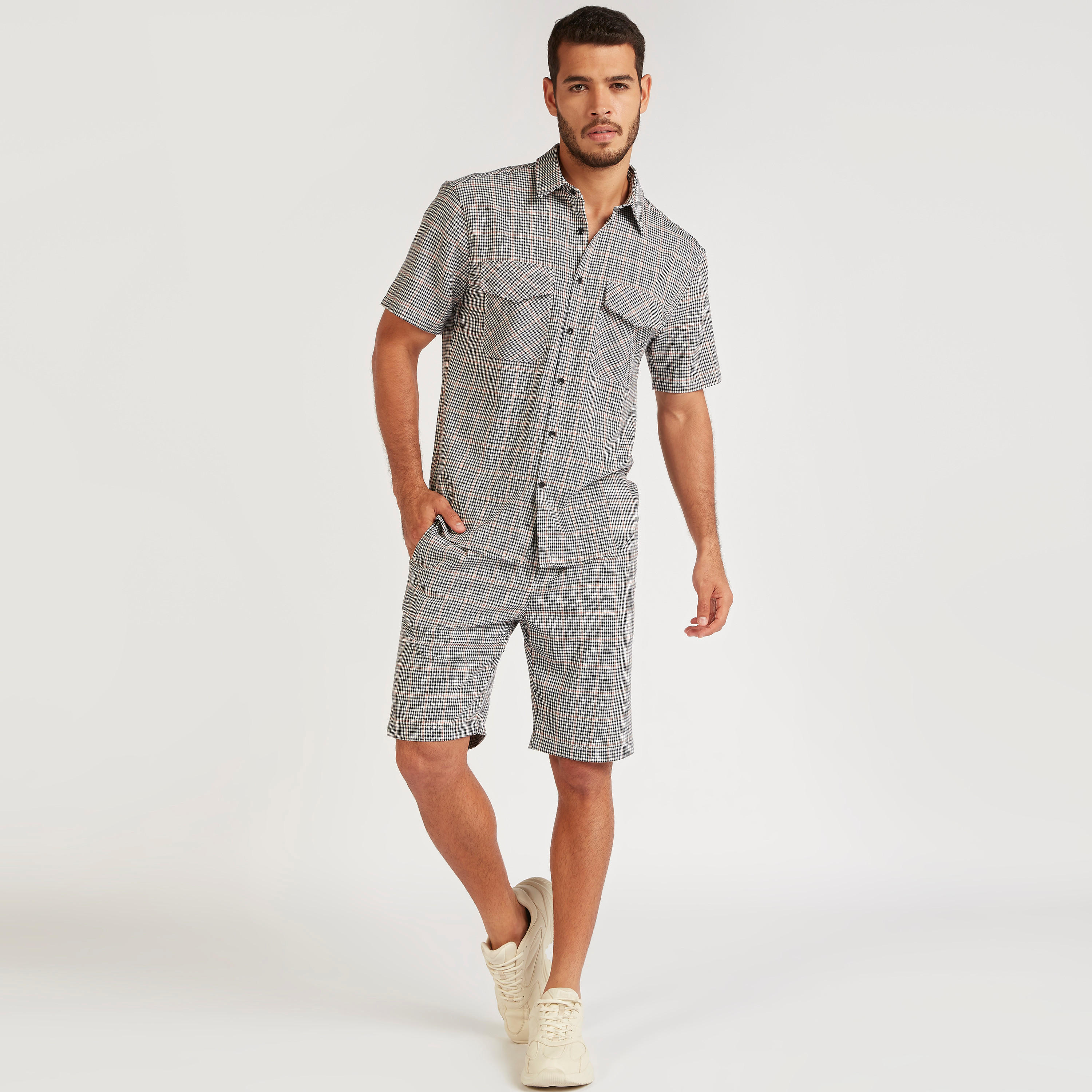 قميص كاروهات بقصة سليم وأكمام قصيرة وجيوب بطية من آيكونيك-men-clothing-shirts-image-3