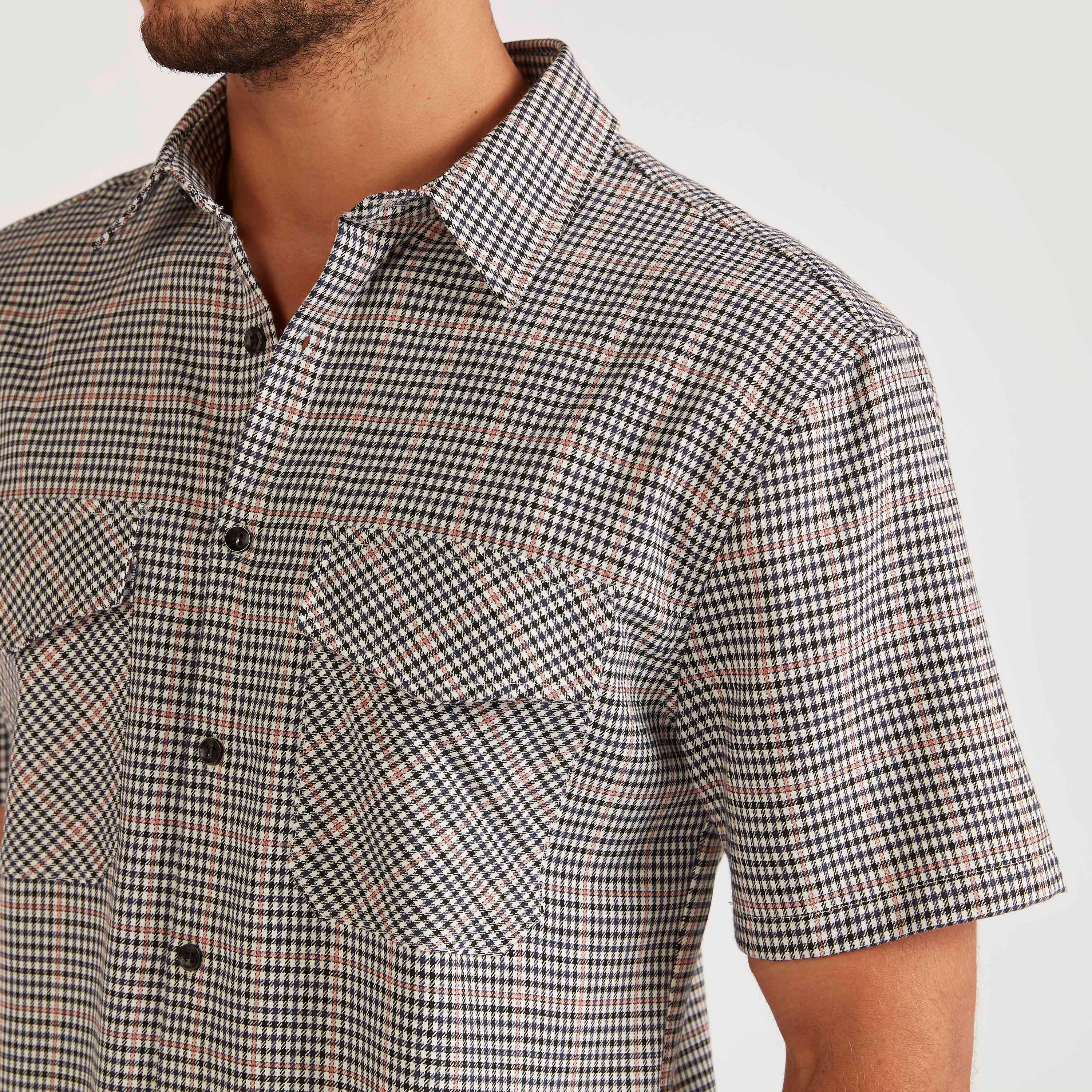 قميص كاروهات بقصة سليم وأكمام قصيرة وجيوب بطية من آيكونيك-men-clothing-shirts-image-4