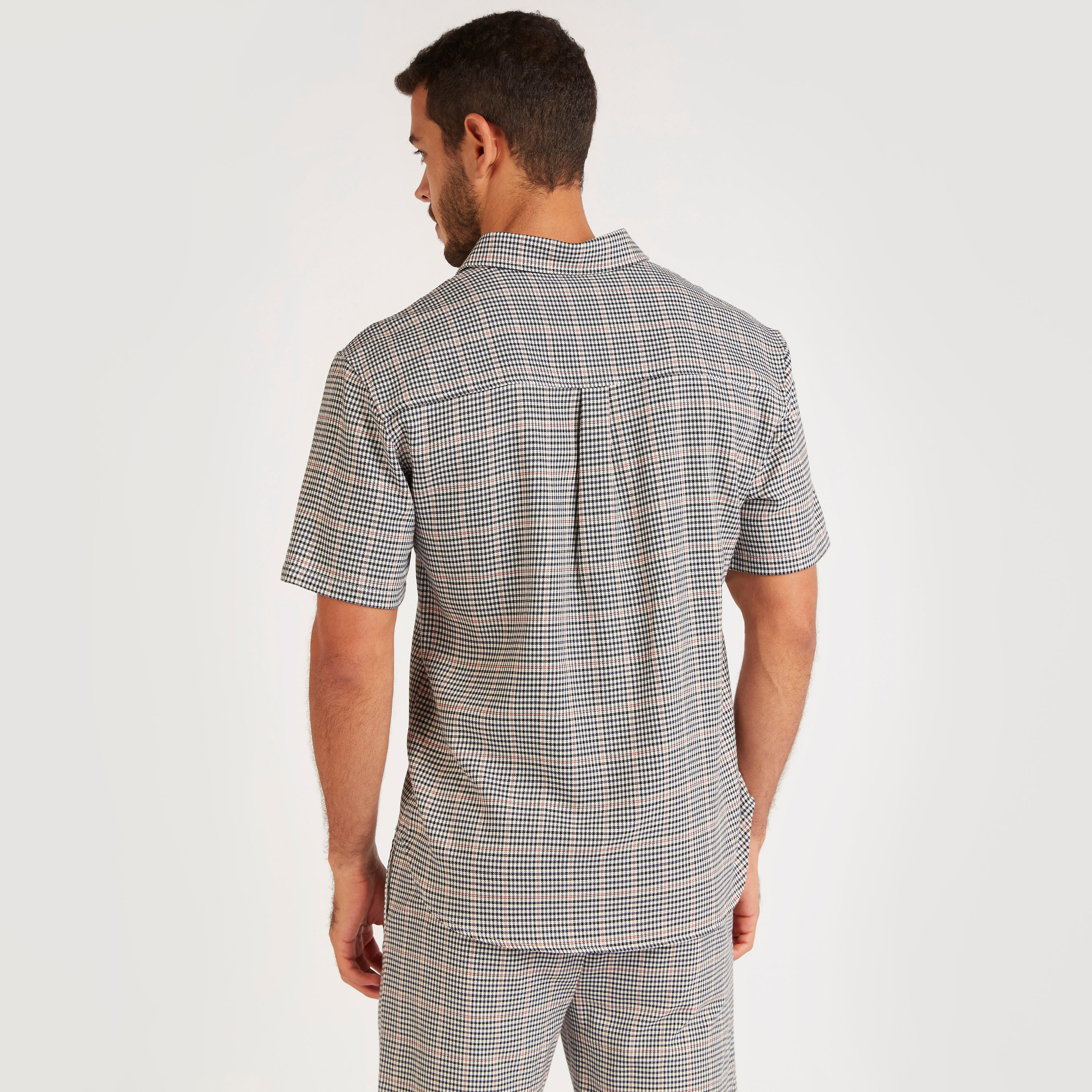 قميص كاروهات بقصة سليم وأكمام قصيرة وجيوب بطية من آيكونيك-men-clothing-shirts-image-5