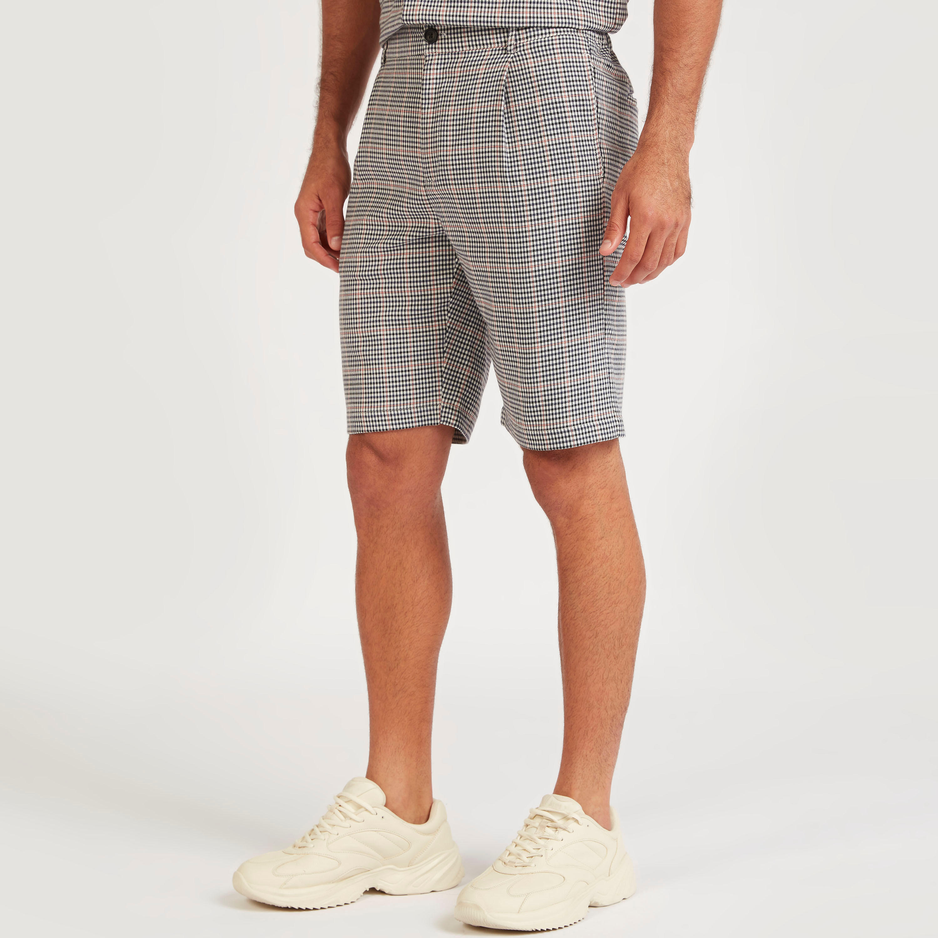 شورت مربعات بقصّة سليم وخصر مرن وزر إغلاق من آيكونك-men-clothing-bottoms-shorts-image-1