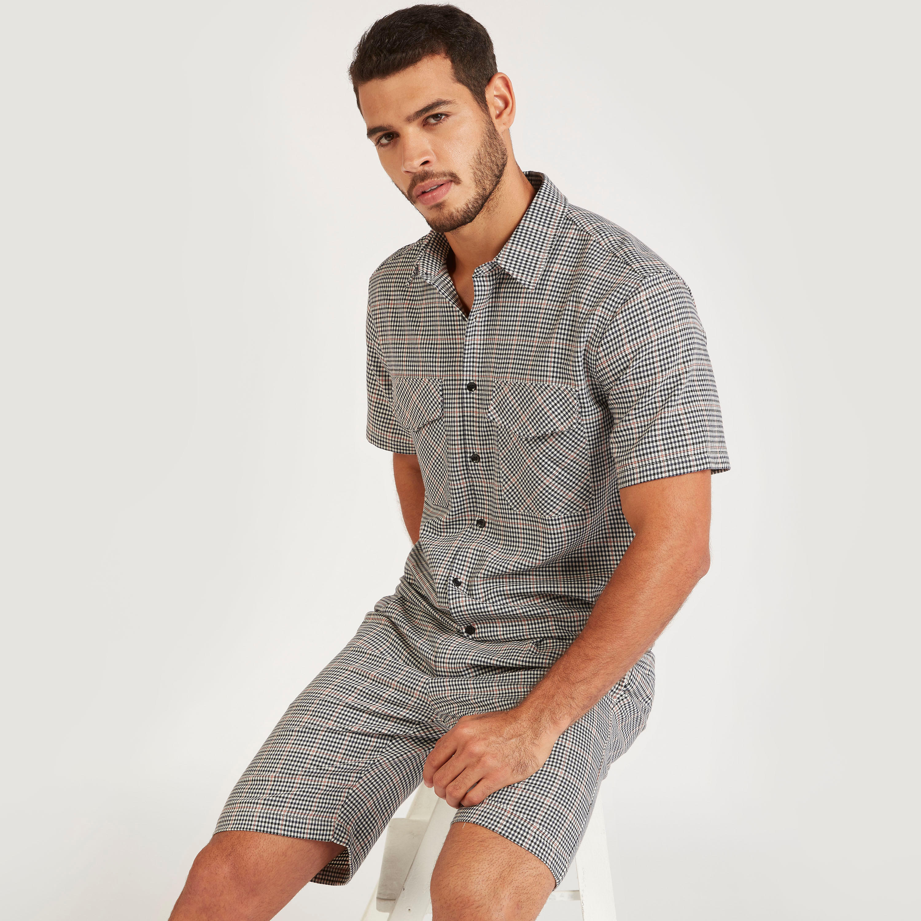 شورت مربعات بقصّة سليم وخصر مرن وزر إغلاق من آيكونك-men-clothing-bottoms-shorts-image-2