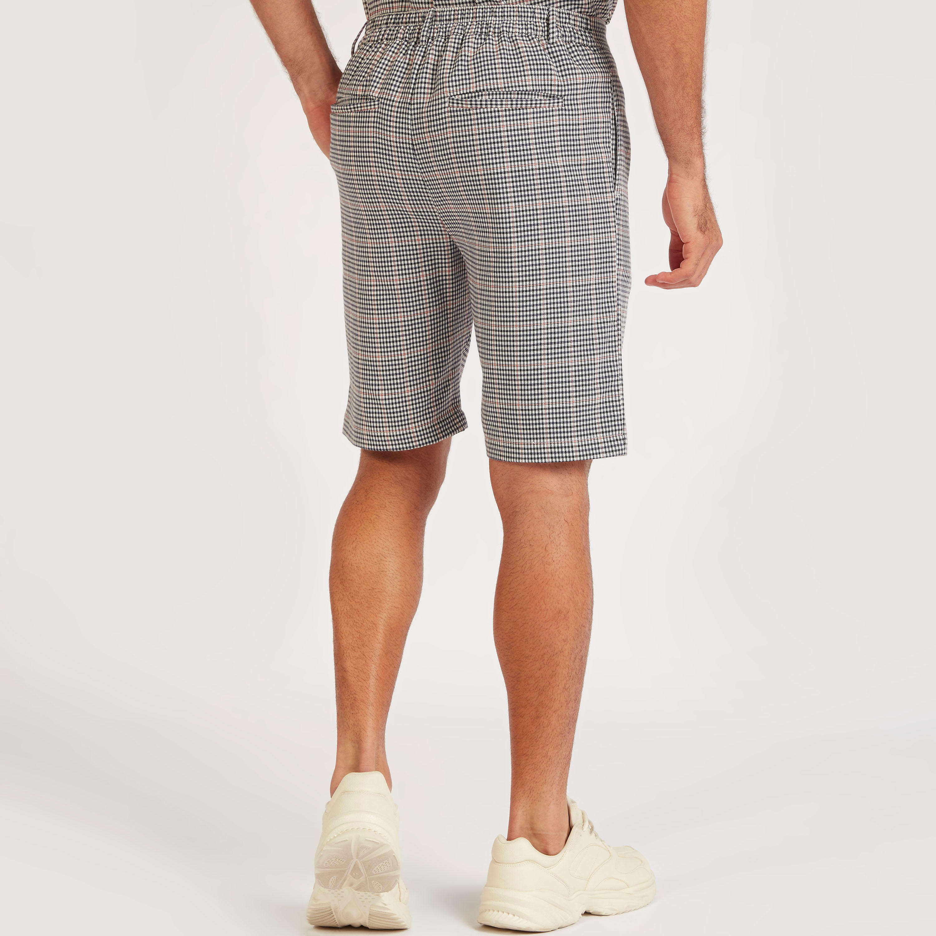 شورت مربعات بقصّة سليم وخصر مرن وزر إغلاق من آيكونك-men-clothing-bottoms-shorts-image-4