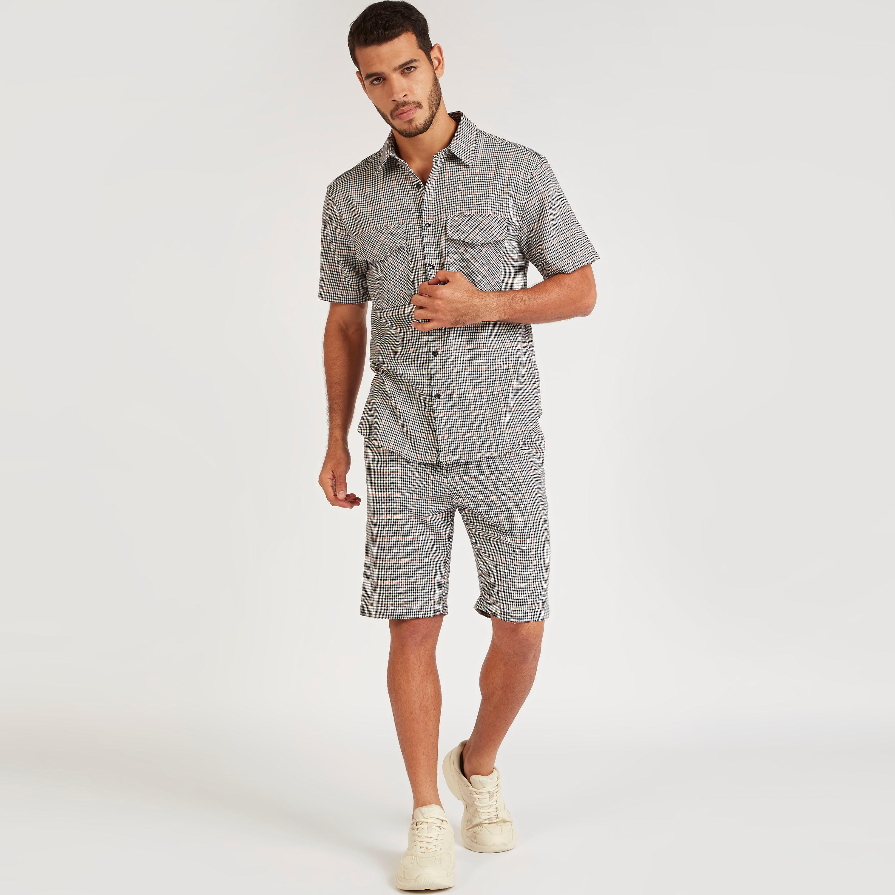 شورت مربعات بقصّة سليم وخصر مرن وزر إغلاق من آيكونك-men-clothing-bottoms-shorts-image-5