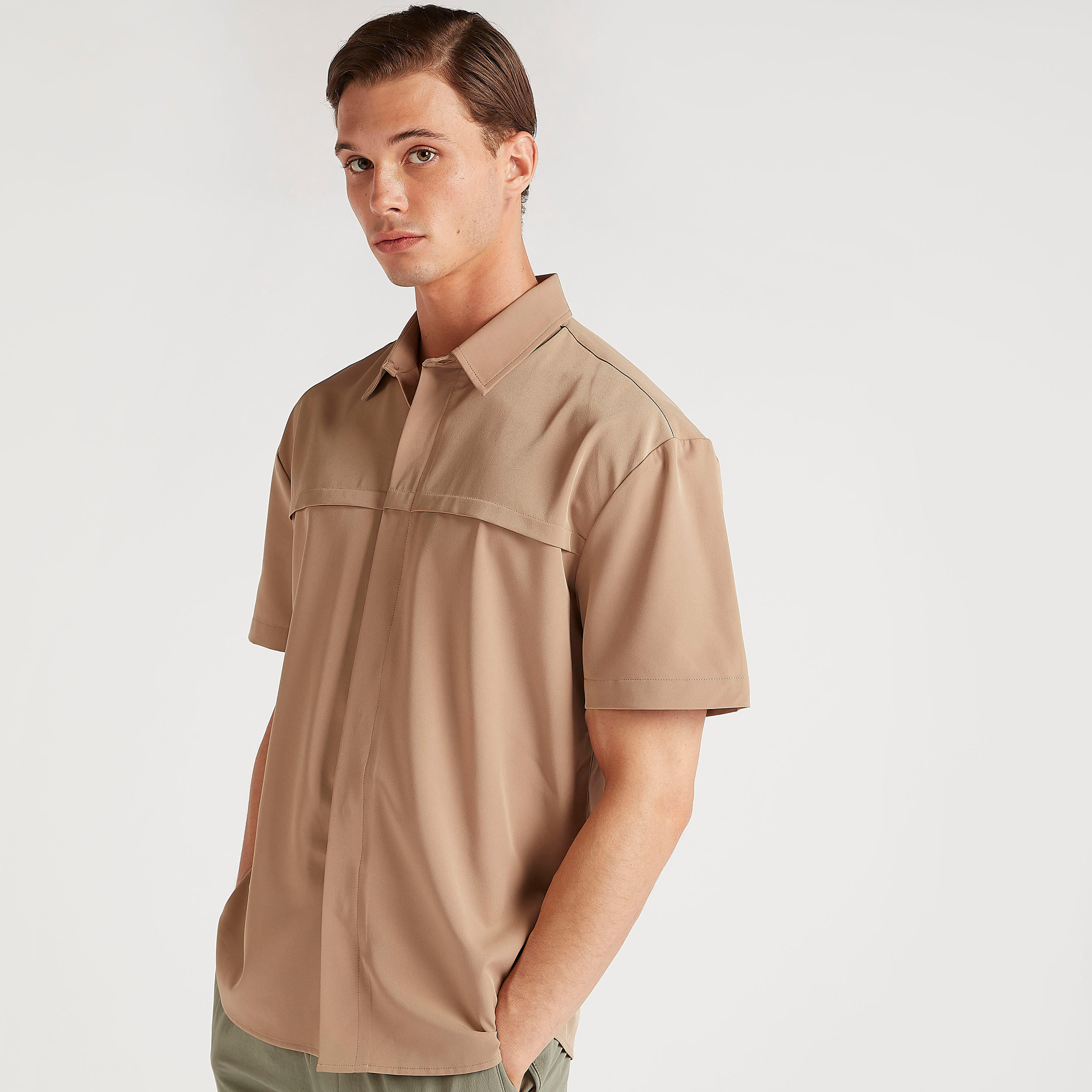 قميص مستدام بقصّة مريحة وياقة واسعة وأكمام قصيرة من آيكونيك-men-clothing-shirts-image-2