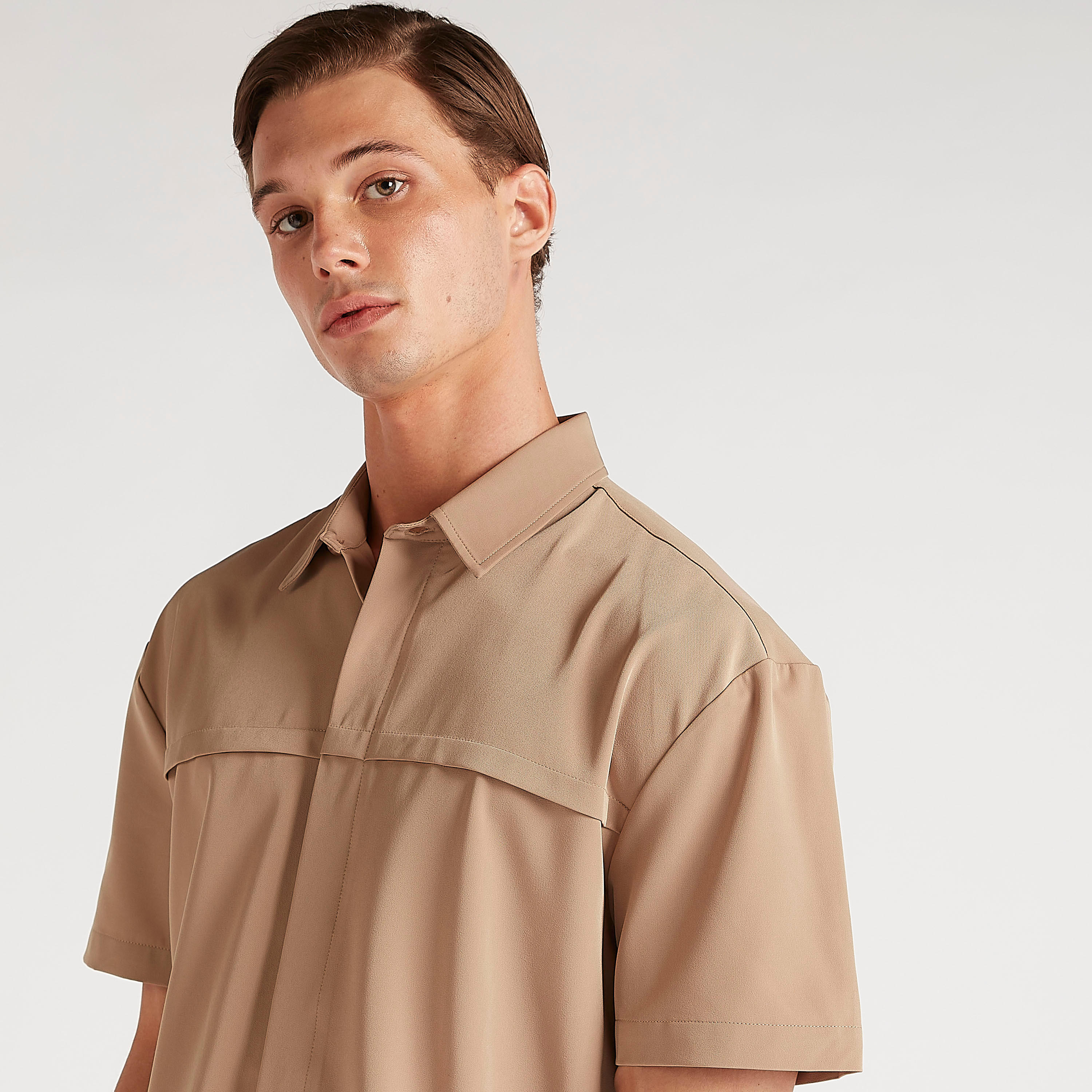 قميص مستدام بقصّة مريحة وياقة واسعة وأكمام قصيرة من آيكونيك-men-clothing-shirts-image-4