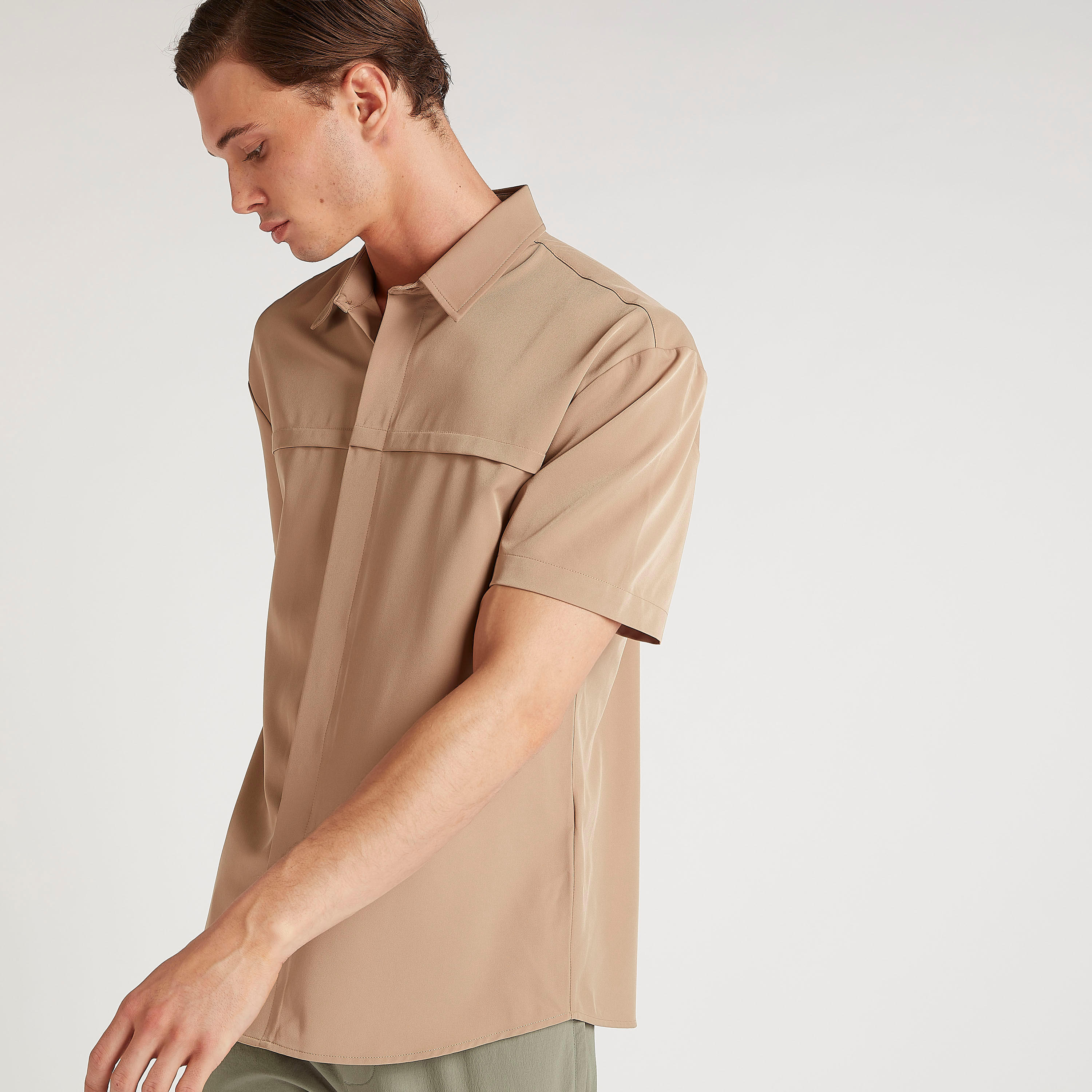 قميص مستدام بقصّة مريحة وياقة واسعة وأكمام قصيرة من آيكونيك-men-clothing-shirts-image-6