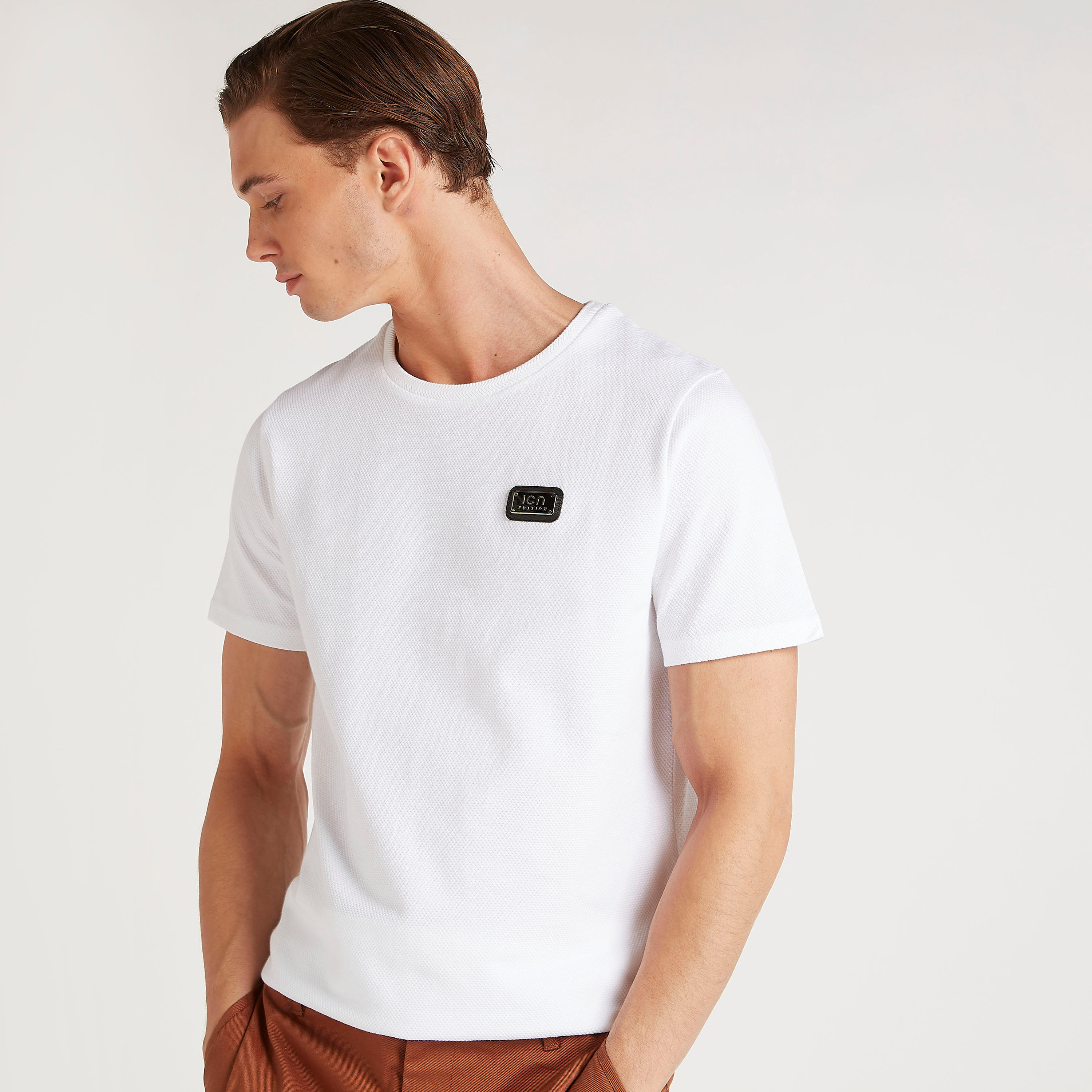 تيشيرت بياقة ضيّقة وتفاصيل مزخرفة من آيكونيك-men-clothing-tshirtsandpolos-tshirts-image-1