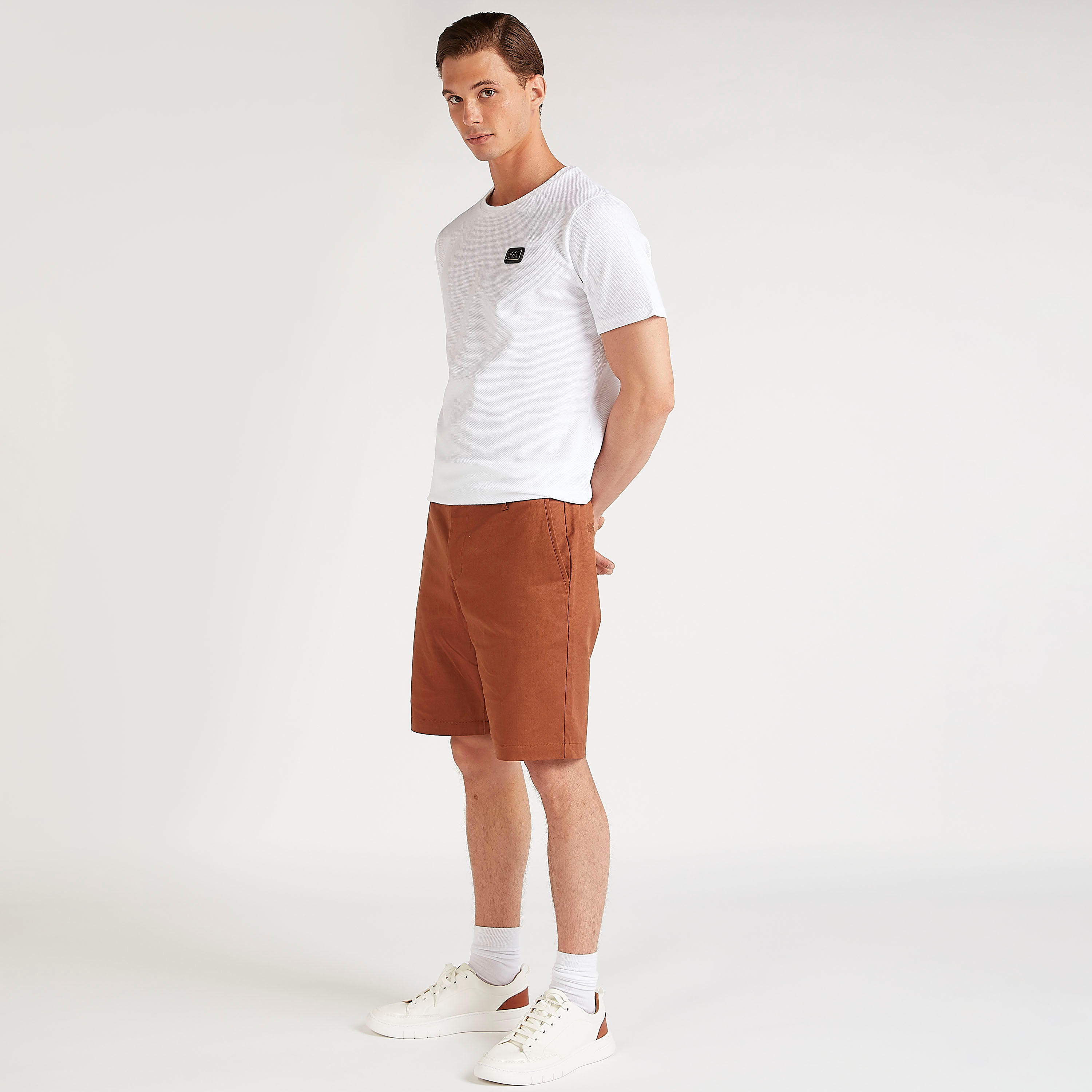 تيشيرت بياقة ضيّقة وتفاصيل مزخرفة من آيكونيك-men-clothing-tshirtsandpolos-tshirts-image-2