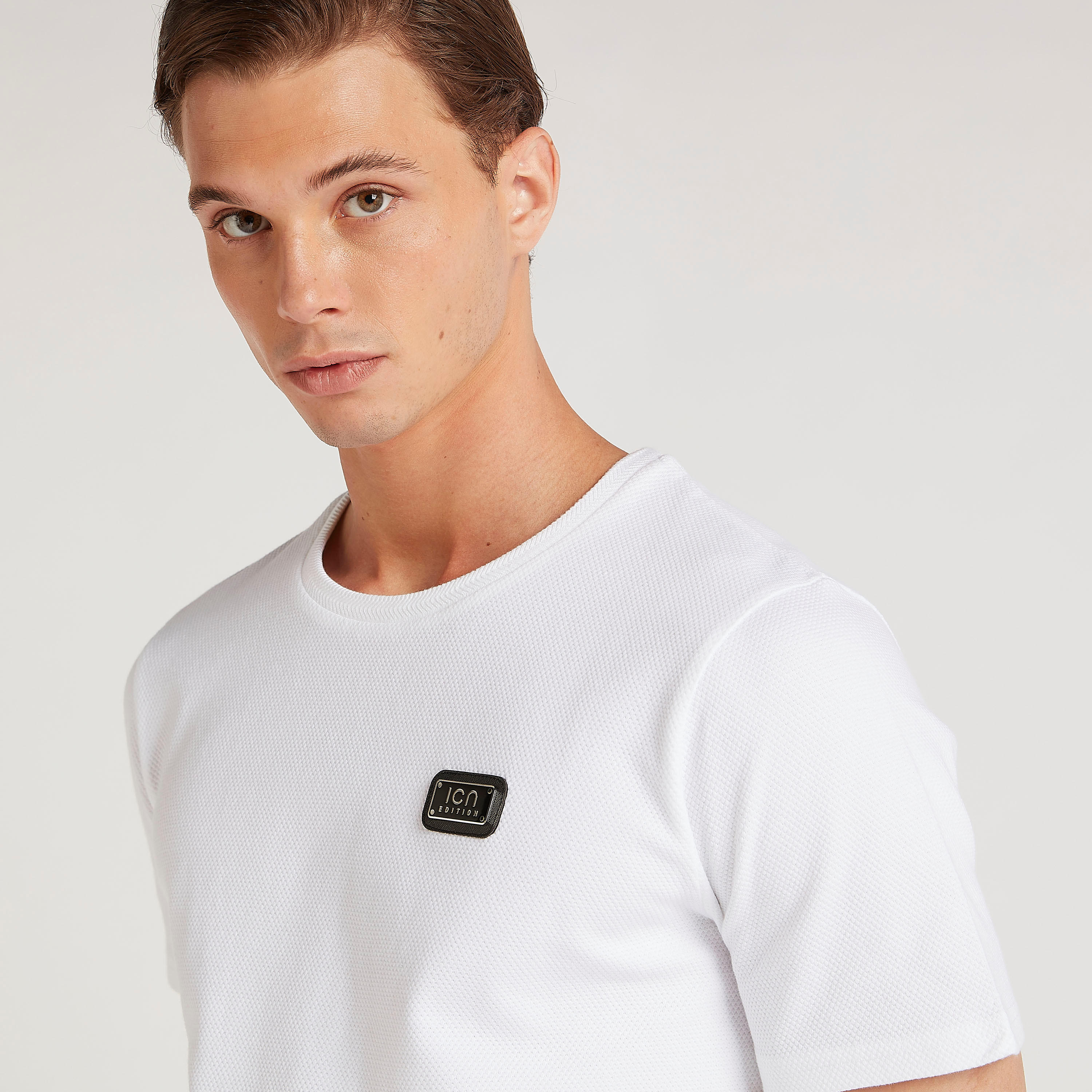 تيشيرت بياقة ضيّقة وتفاصيل مزخرفة من آيكونيك-men-clothing-tshirtsandpolos-tshirts-image-3