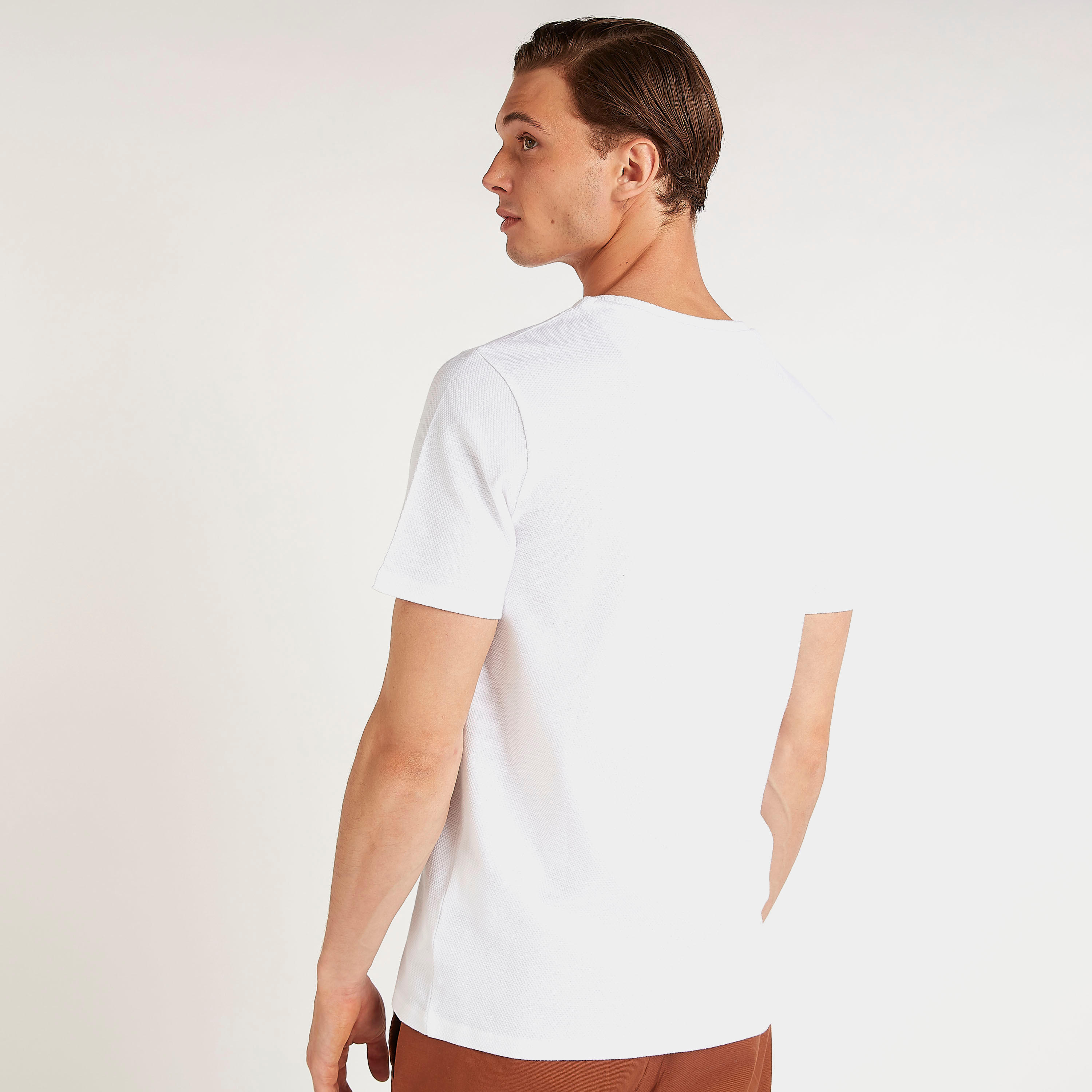 تيشيرت بياقة ضيّقة وتفاصيل مزخرفة من آيكونيك-men-clothing-tshirtsandpolos-tshirts-image-4