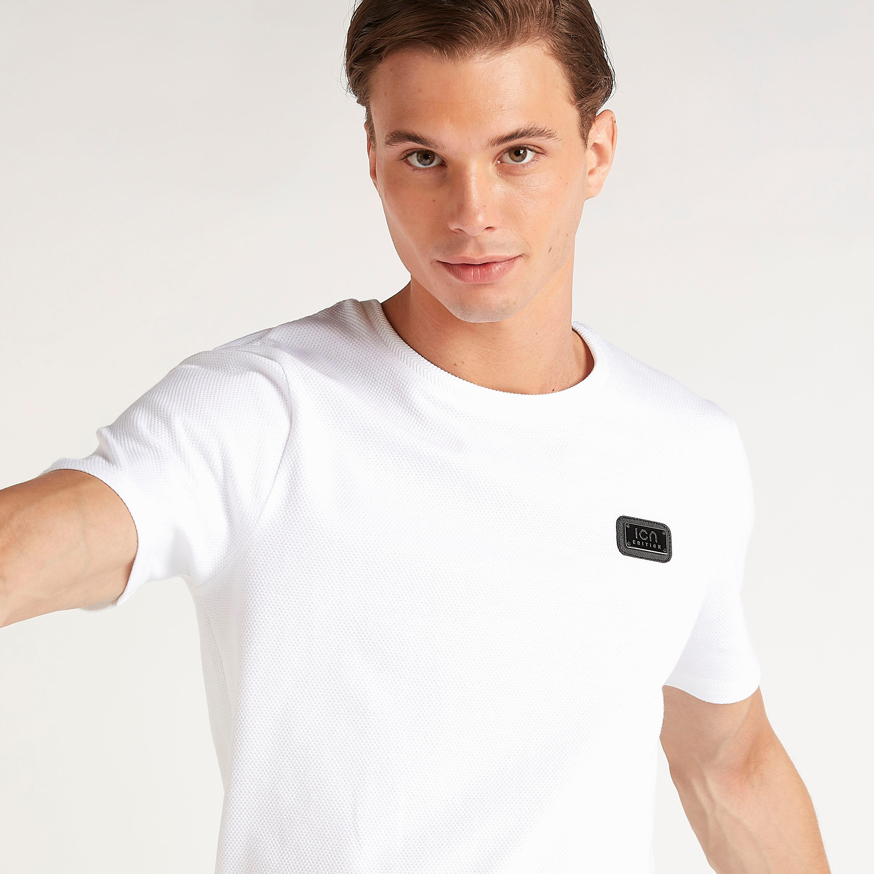 تيشيرت بياقة ضيّقة وتفاصيل مزخرفة من آيكونيك-men-clothing-tshirtsandpolos-tshirts-image-5