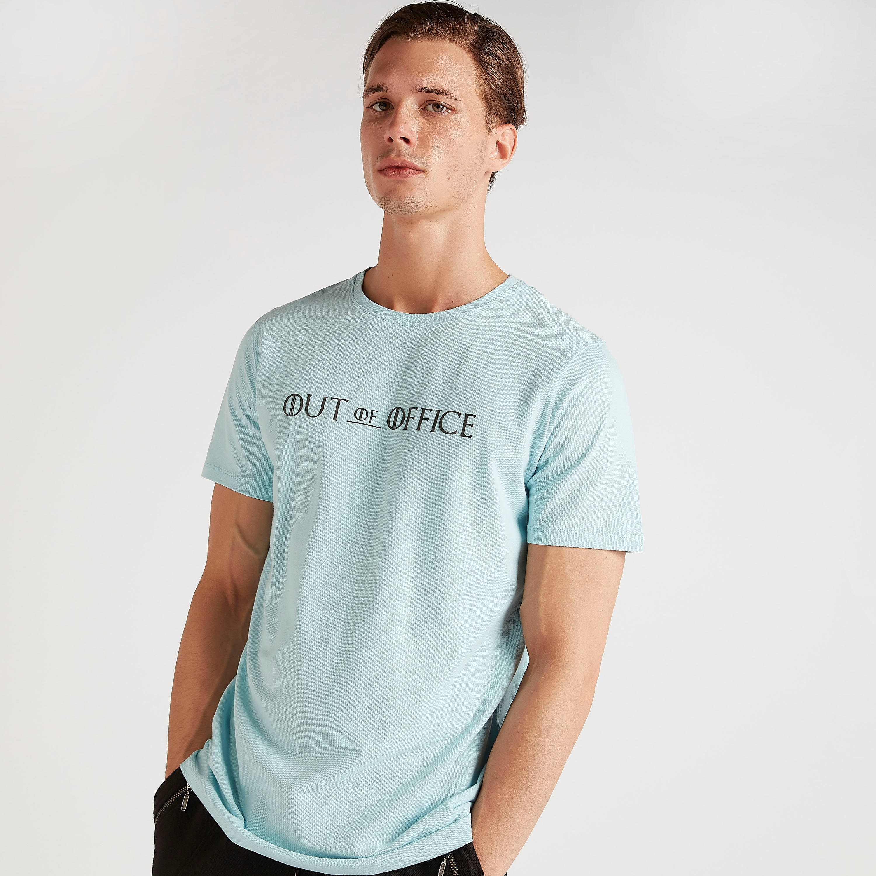 تيشيرت بياقة ضيّقة وأكمام قصيرة وطبعات من آيكونيك-men-clothing-tshirtsandpolos-tshirts-image-1