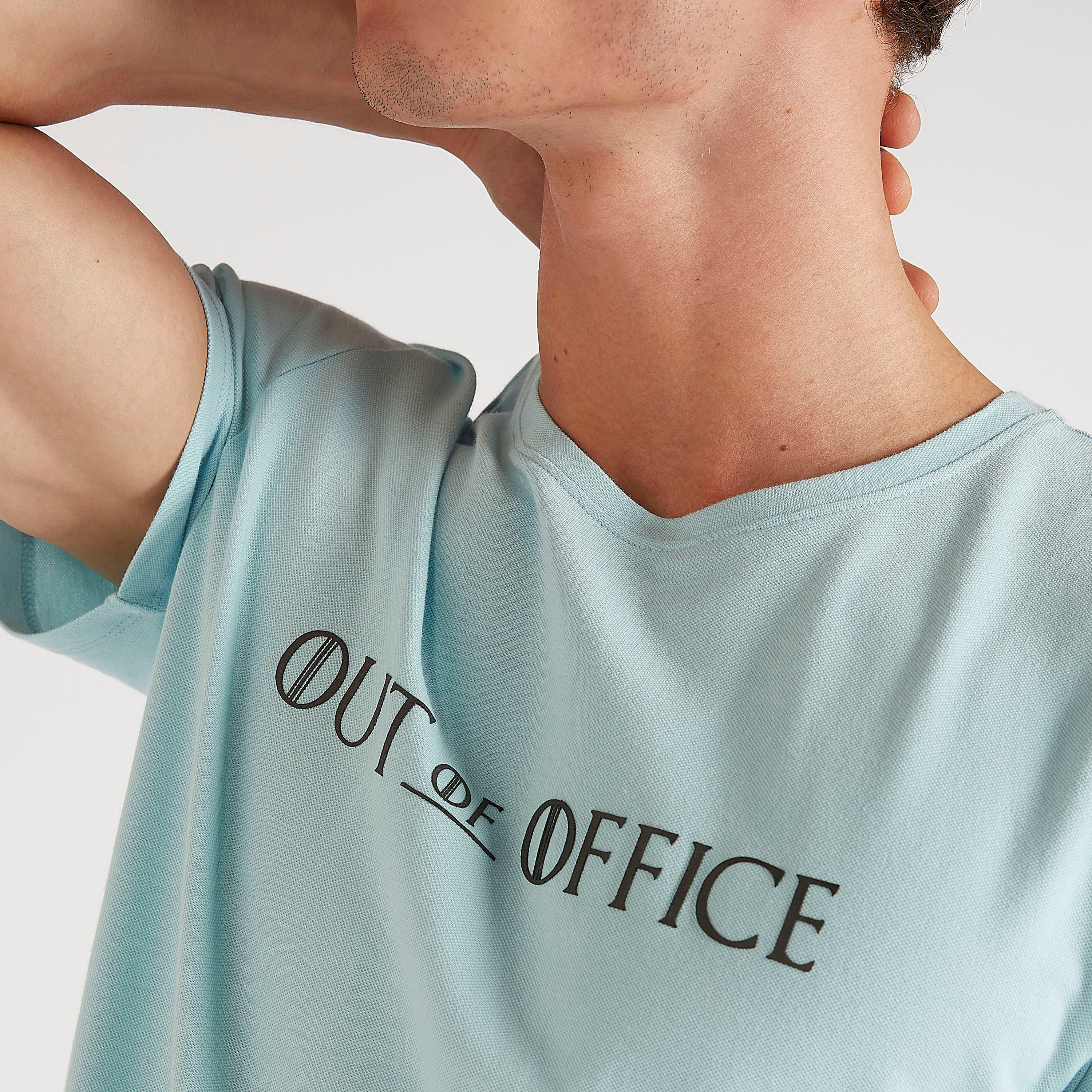 تيشيرت بياقة ضيّقة وأكمام قصيرة وطبعات من آيكونيك-men-clothing-tshirtsandpolos-tshirts-image-2