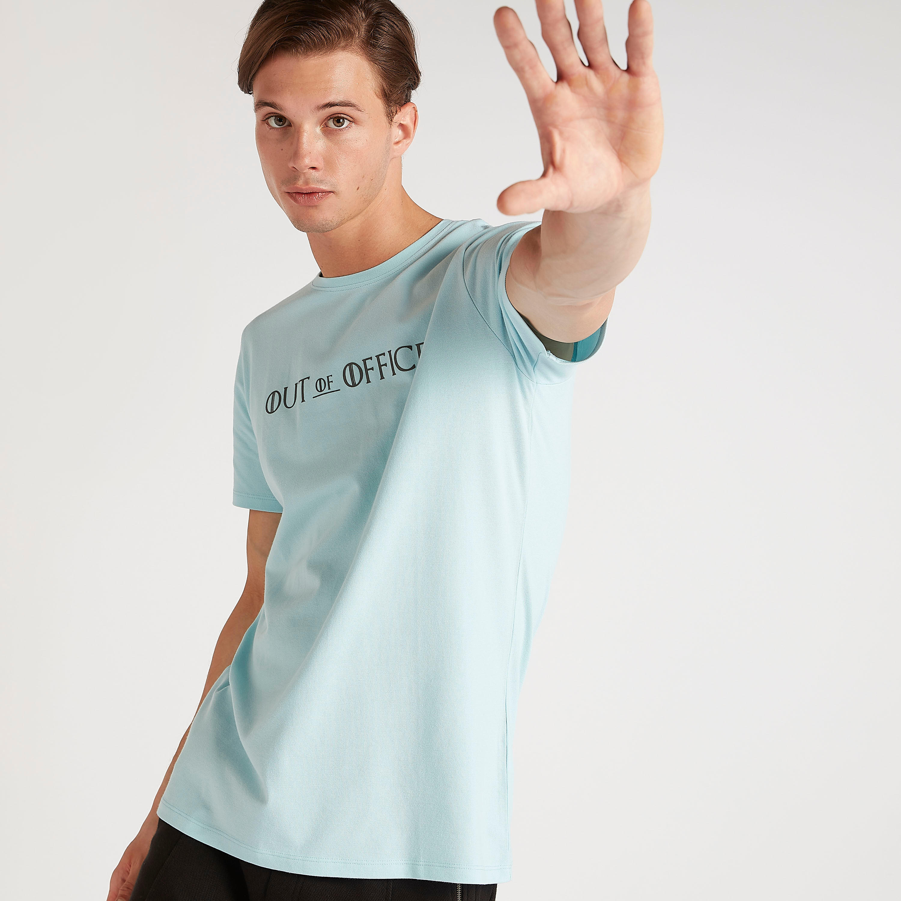 تيشيرت بياقة ضيّقة وأكمام قصيرة وطبعات من آيكونيك-men-clothing-tshirtsandpolos-tshirts-image-3